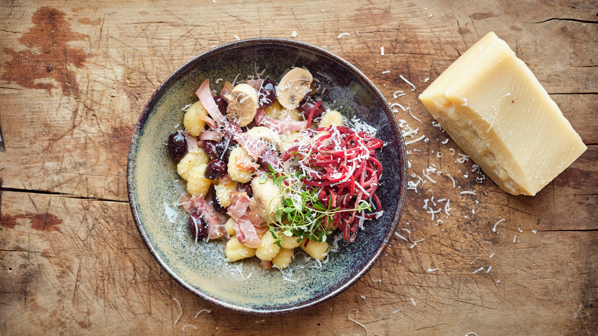 Gnocchi med bacon og friskrevet parmesan