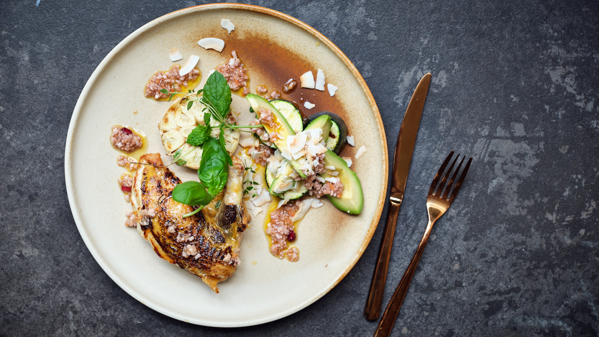 Pandestegt perlehøne med squash og avocado