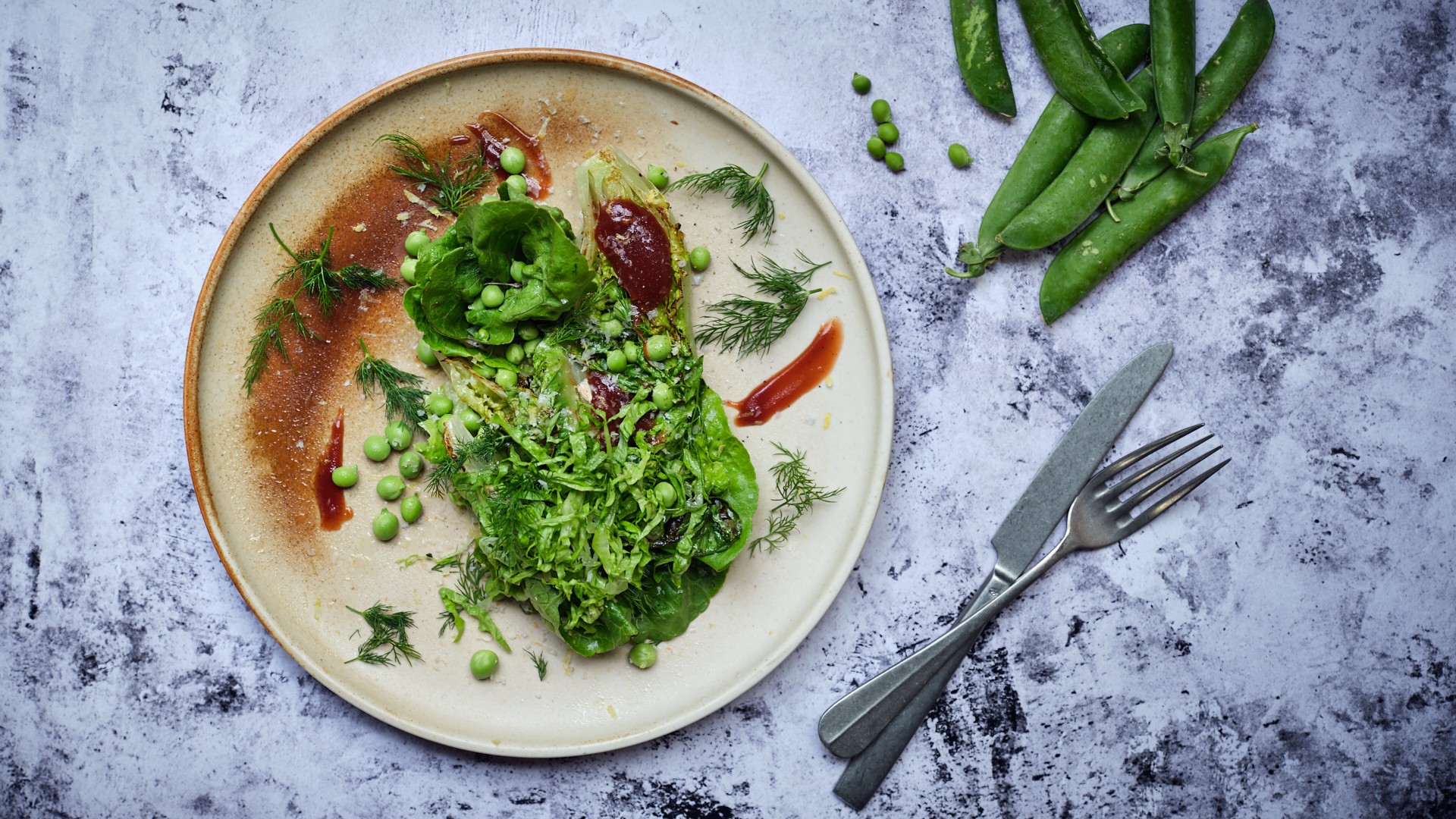 Sprød salat med friske ærter, citron og dild
