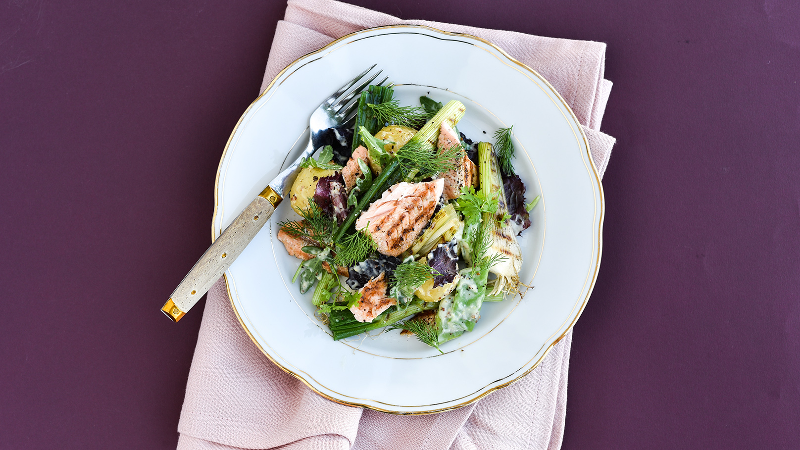Sprød salat med grillede løg og laks
