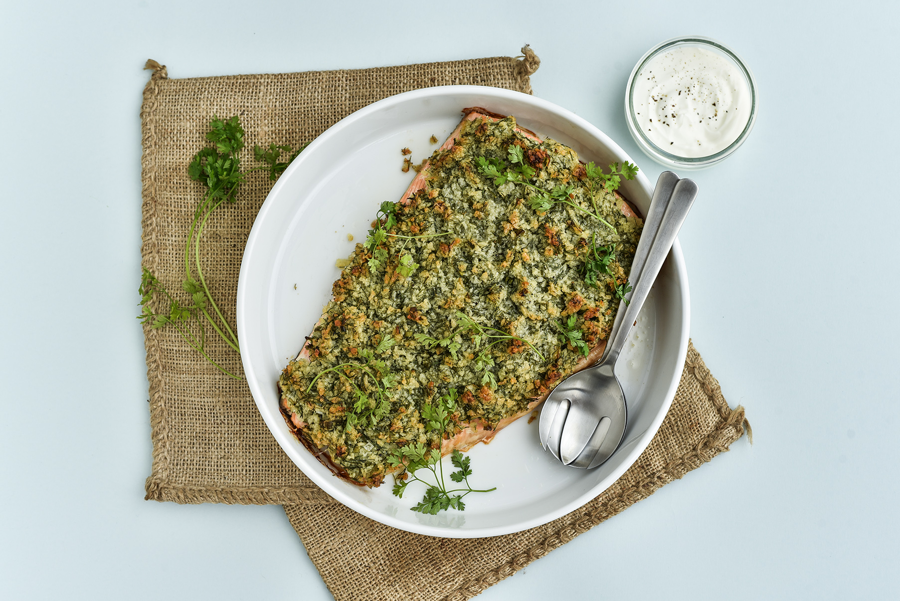 Bagt laksefilet med urtetop