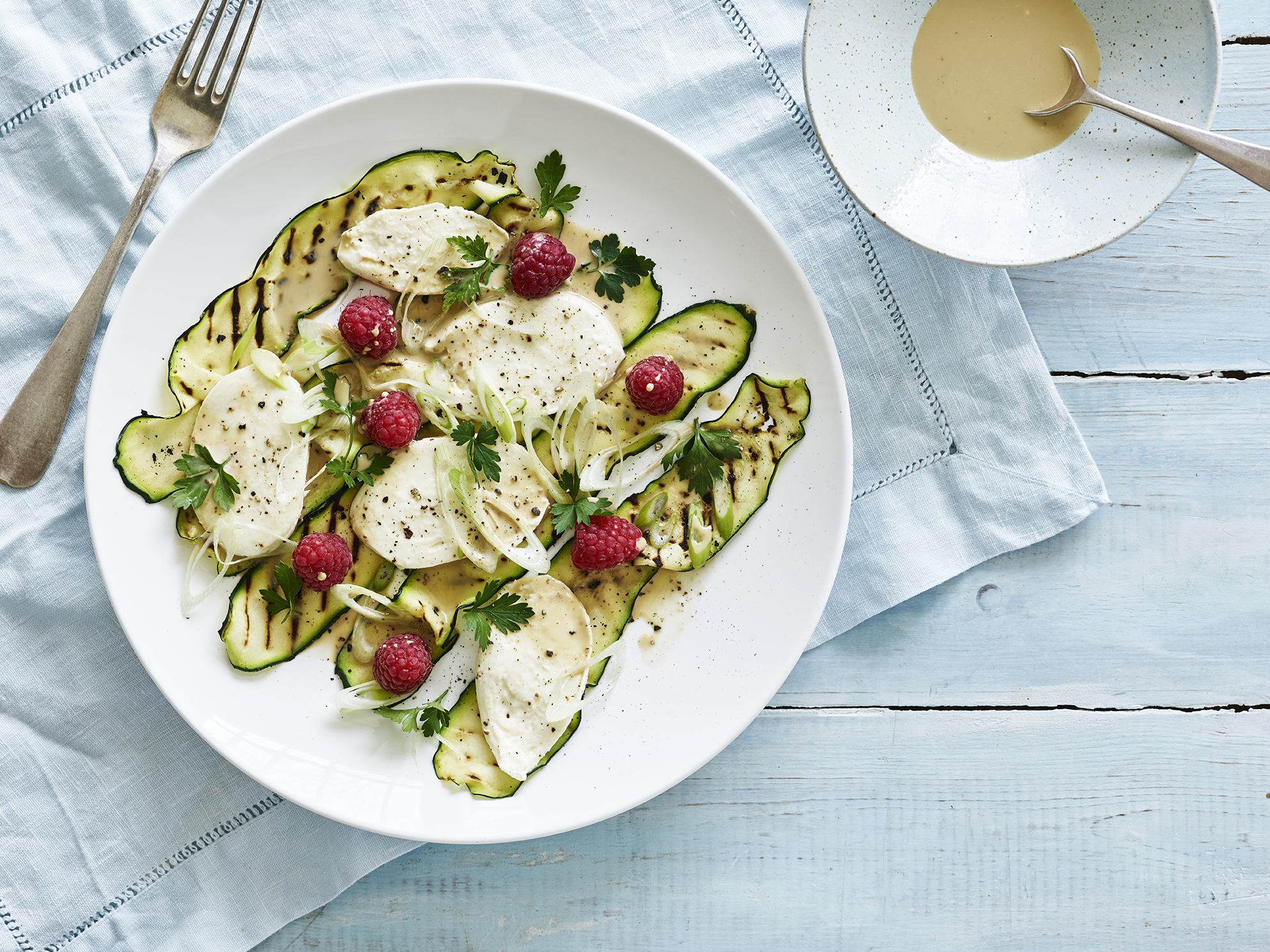 Grillede courgetter med mozzarella og hindbær