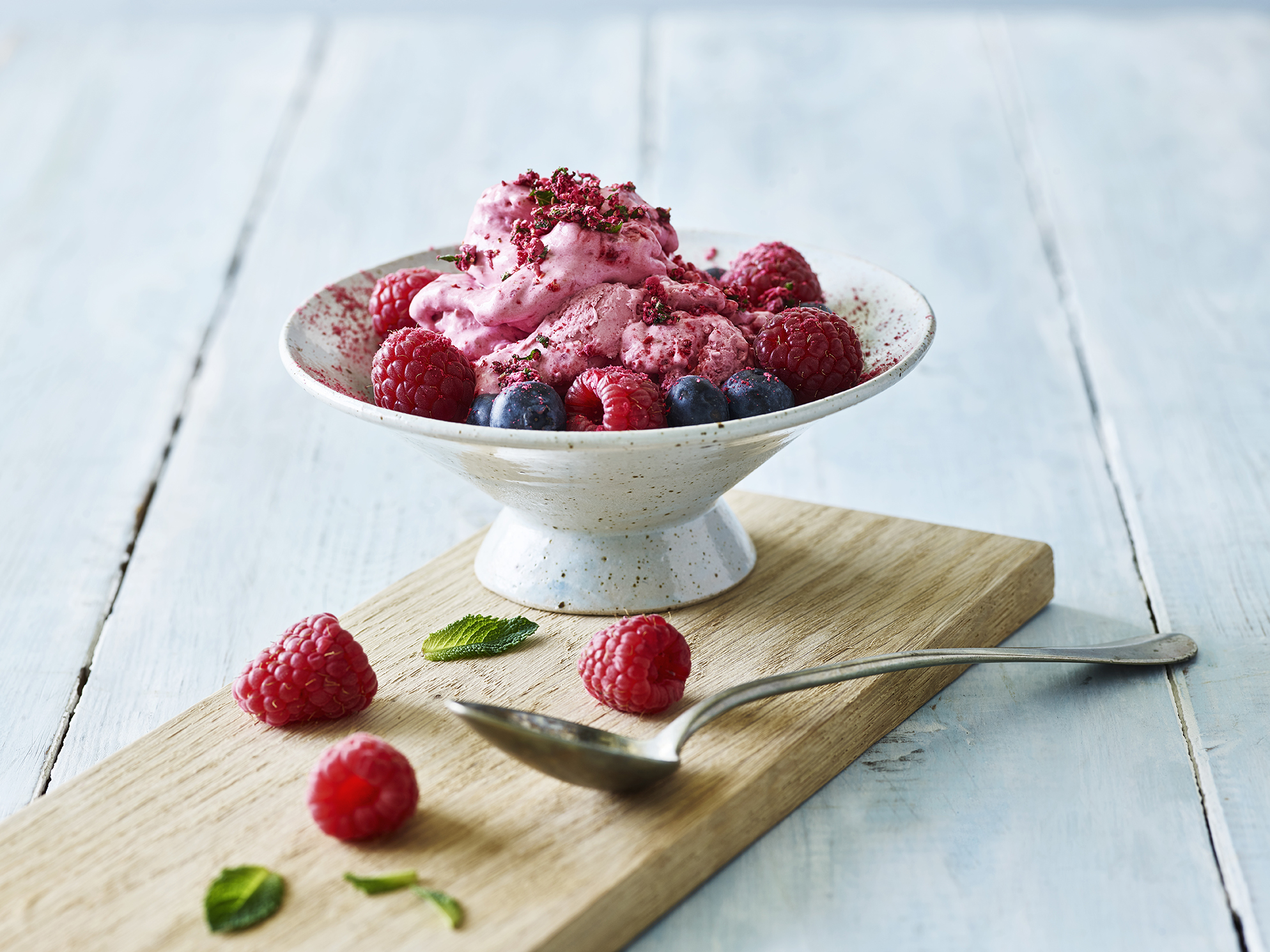 Softice med hindbær og myntedrys