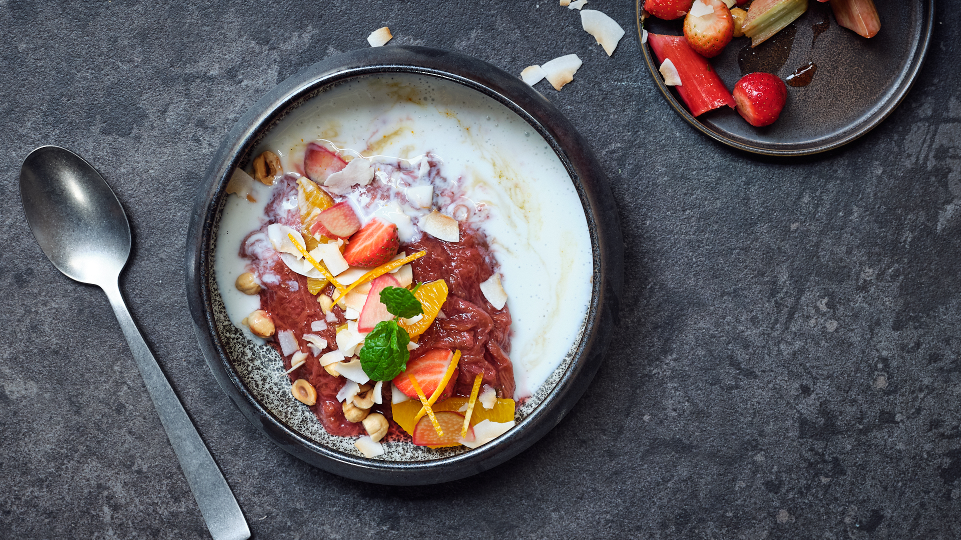 Jordbær- og rabarbergrød med kokostopping