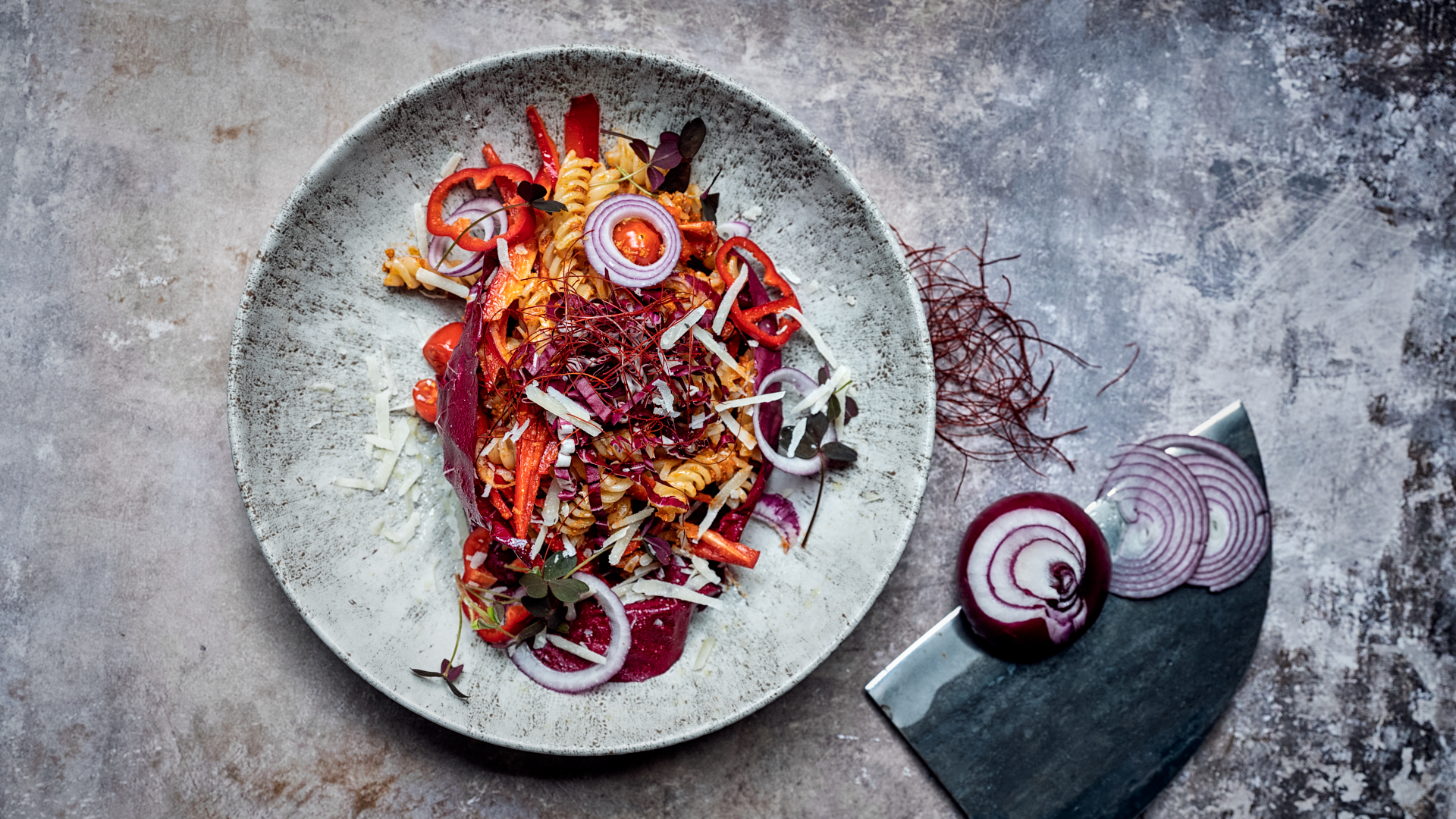 Pastasalat med rød pesto