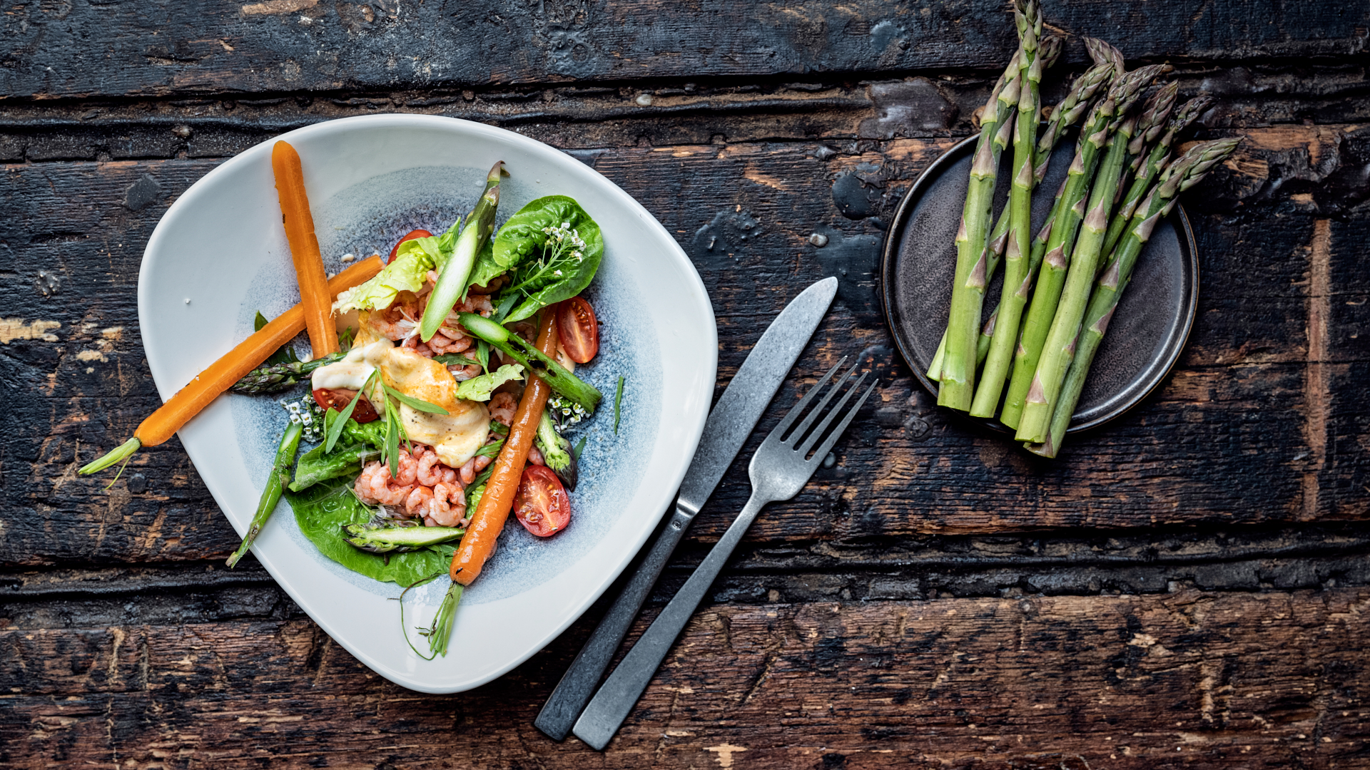 Salat med friske rejer, gulerødder og grønne asparges