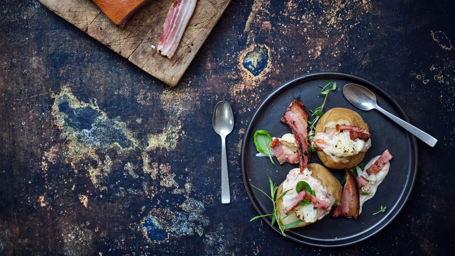 Bagekartofler med creme fraiche dressing og bacon