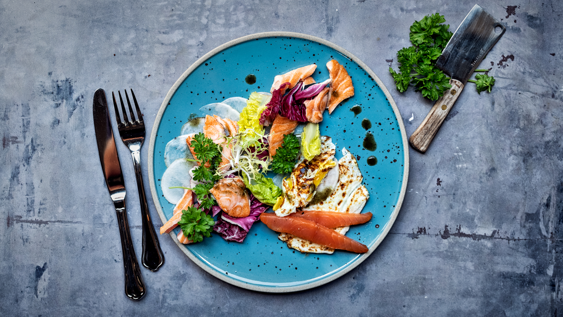 Sprød salat med laks