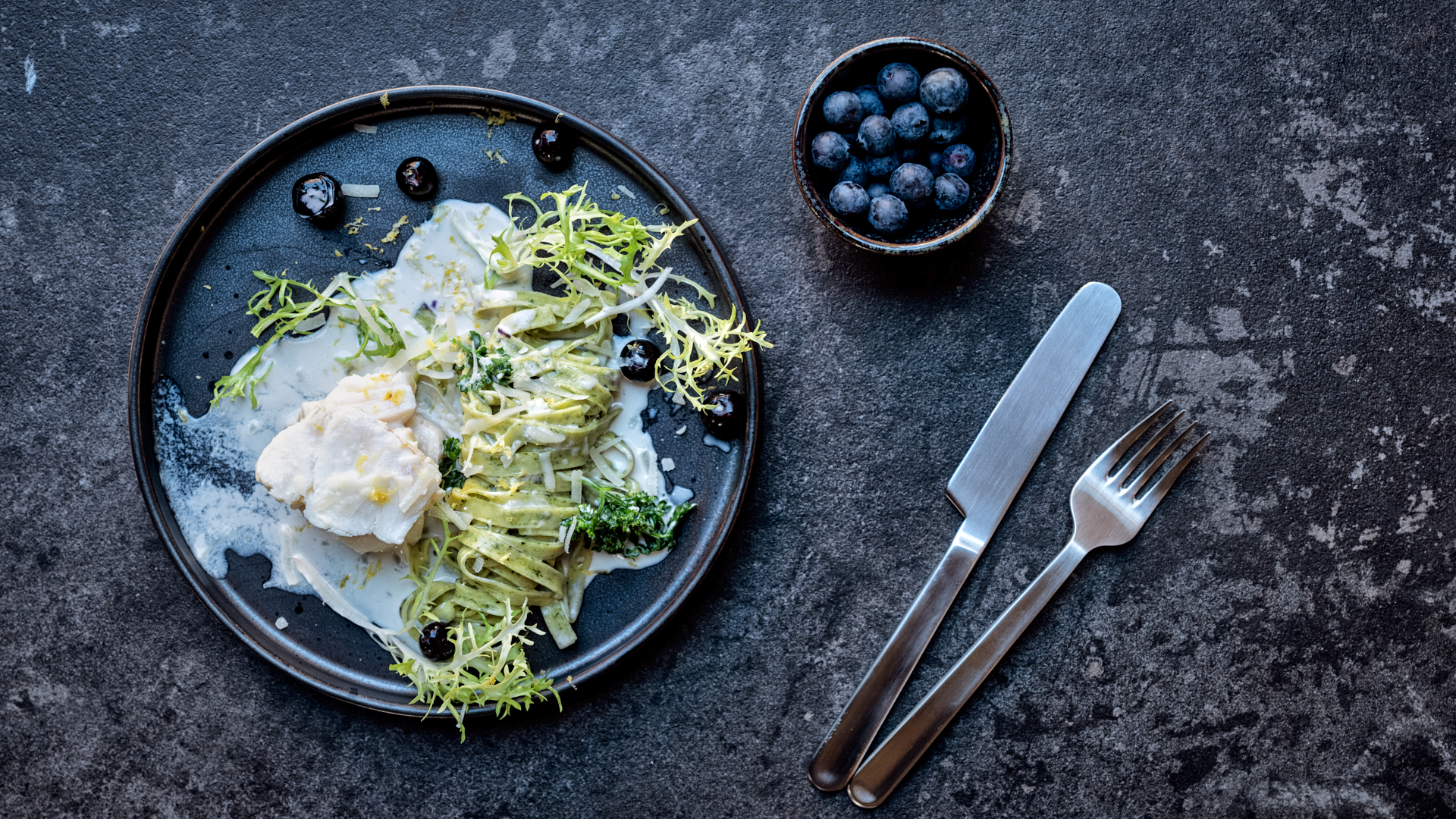 Dampet torsk i cremet pasta og frisk persille