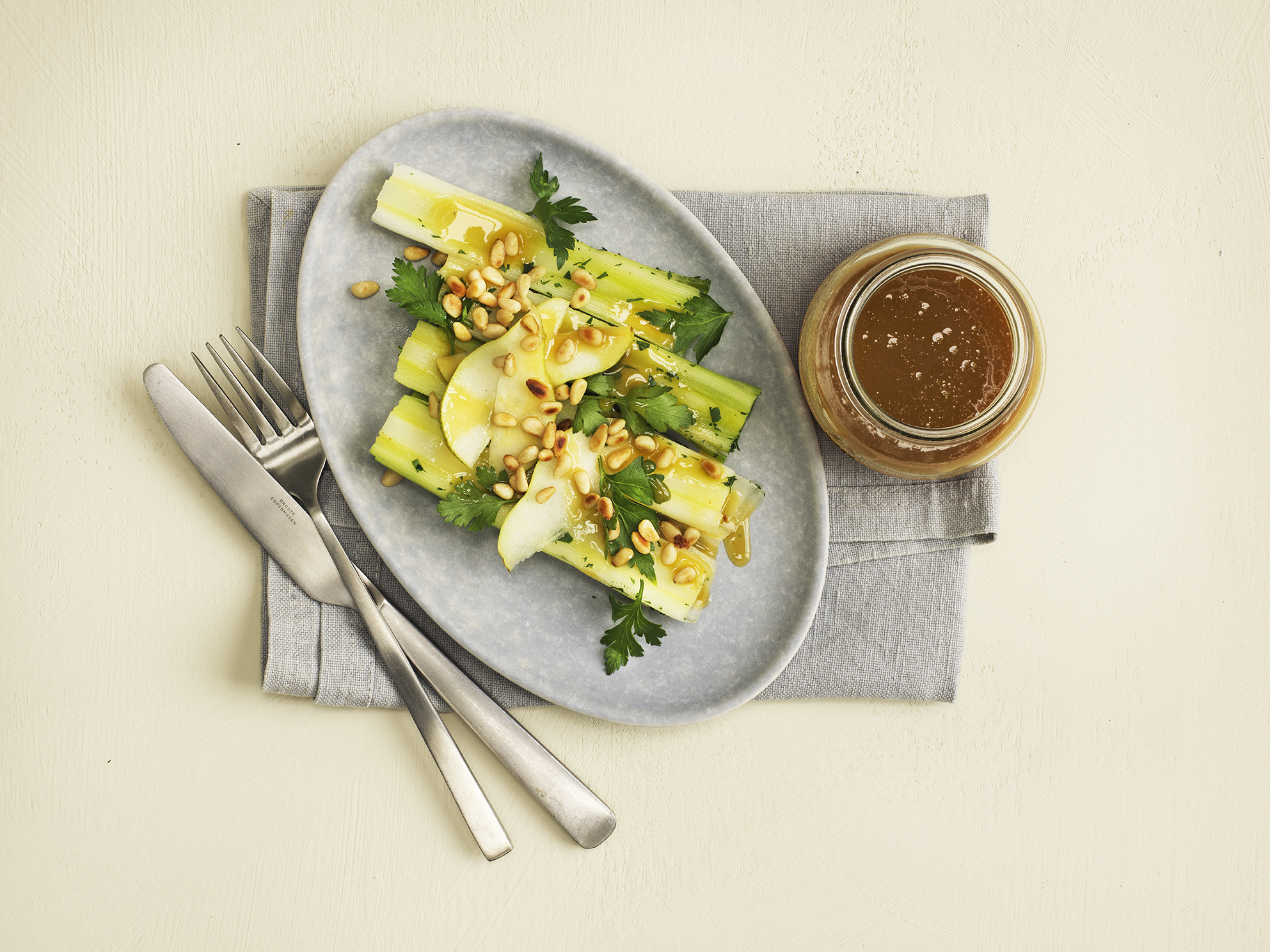 Porrer med honning- og sennepsdressing