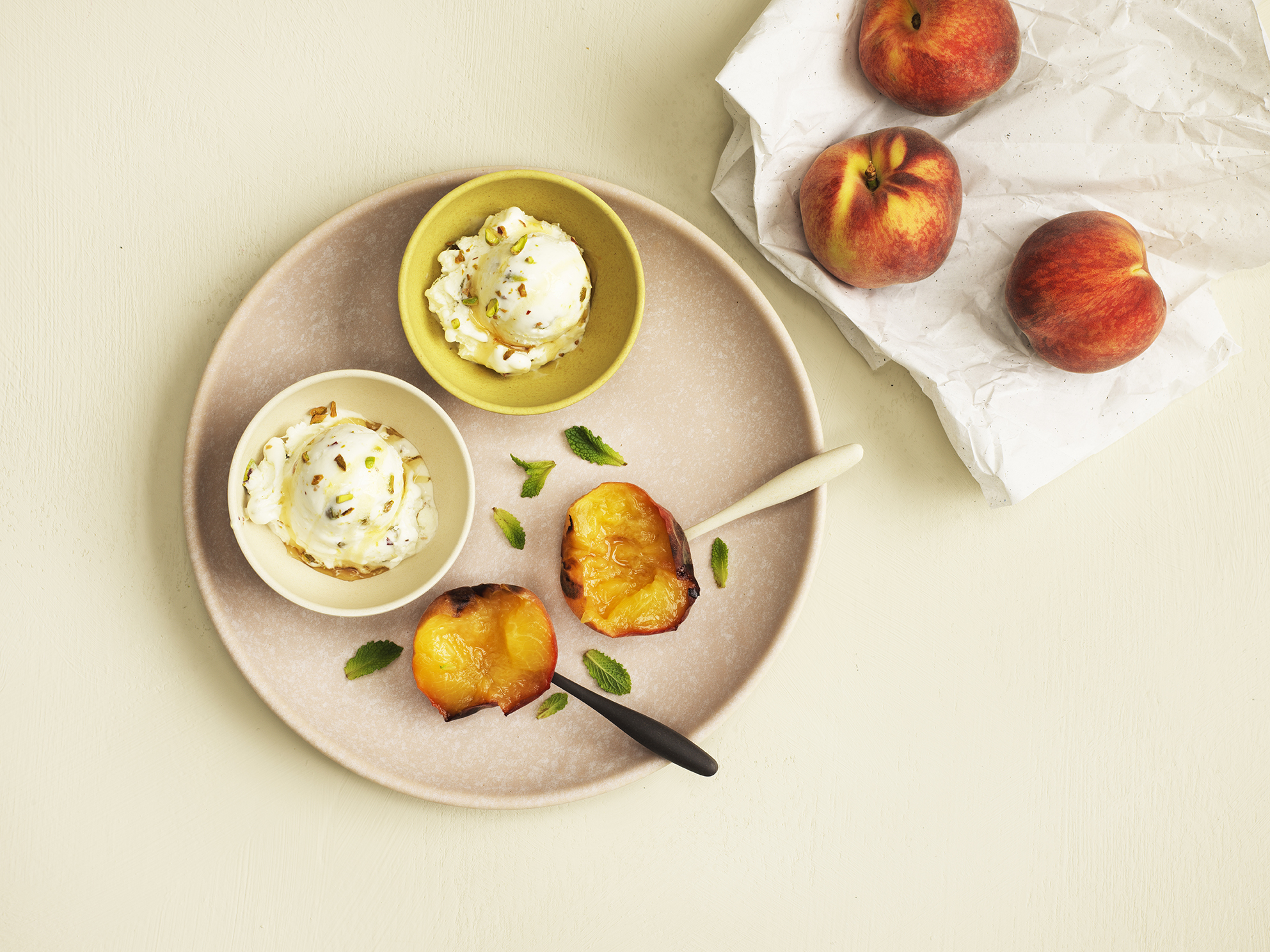 Bagte ferskner med hjemmelavet citron- og honningis