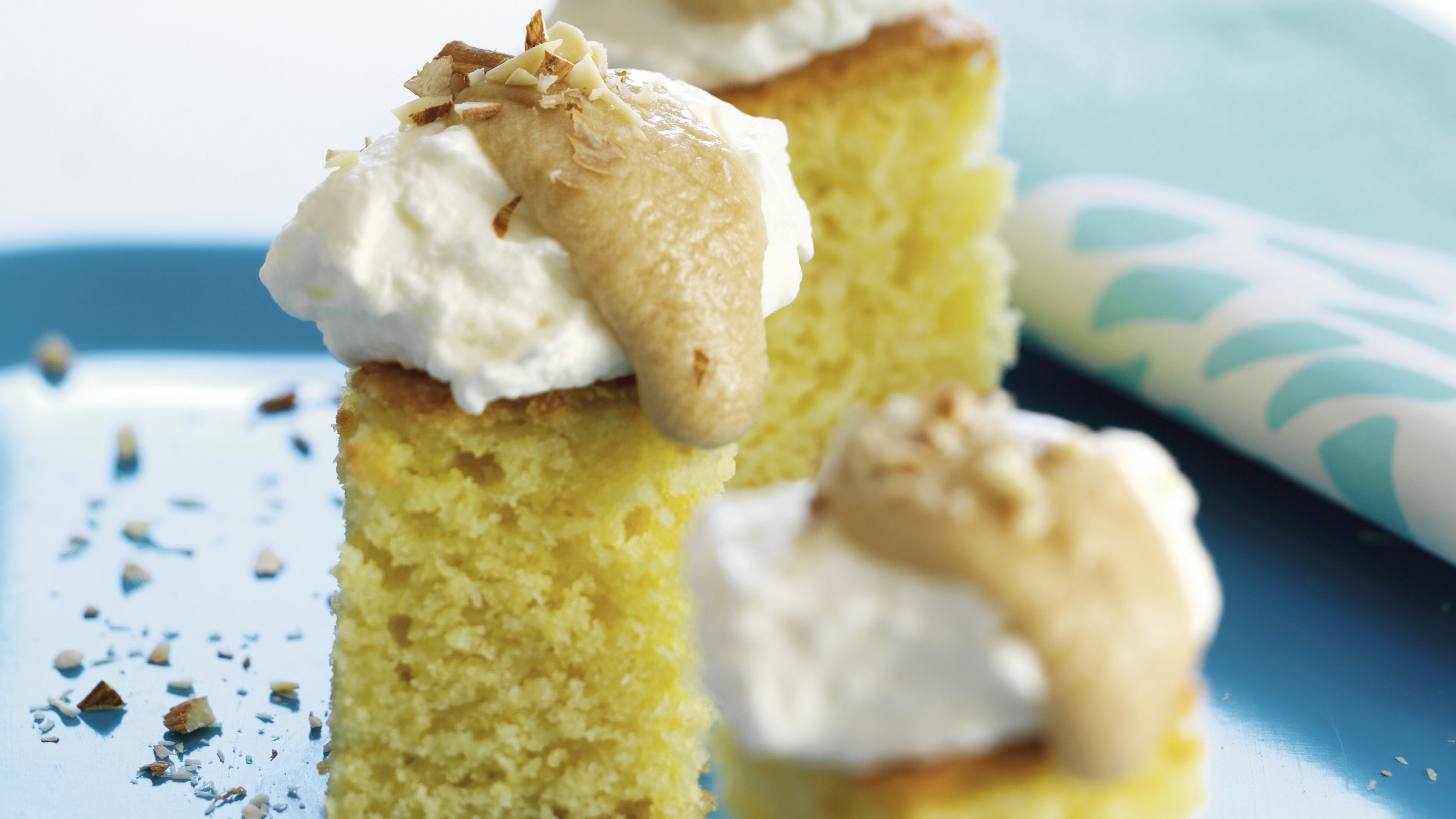 Marcipankage med flødeskum og mokkaglasur