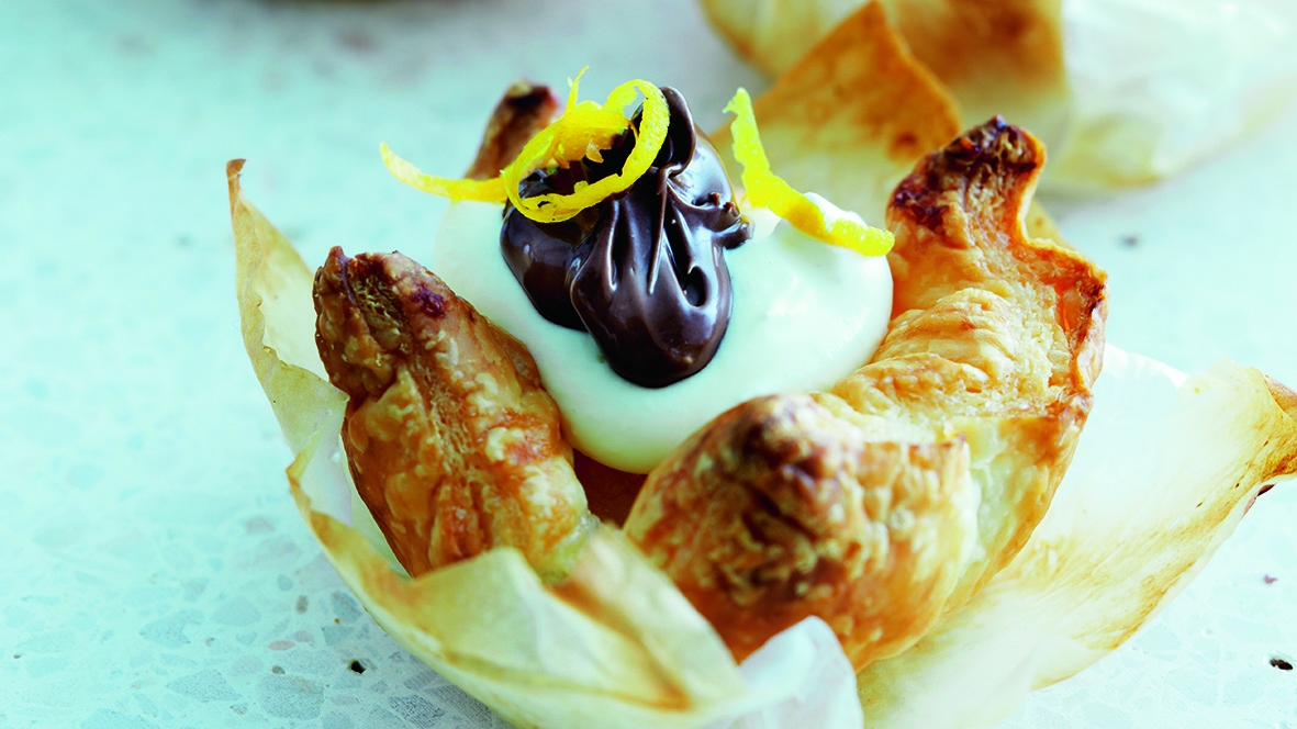 Små butterdejstærter med flødeskum og Nutella 