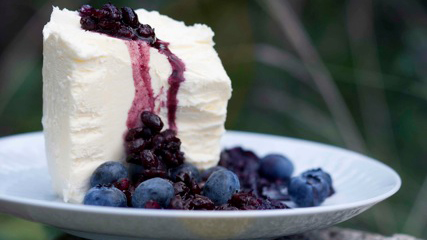 Flødesne og perlebyg med blåbær