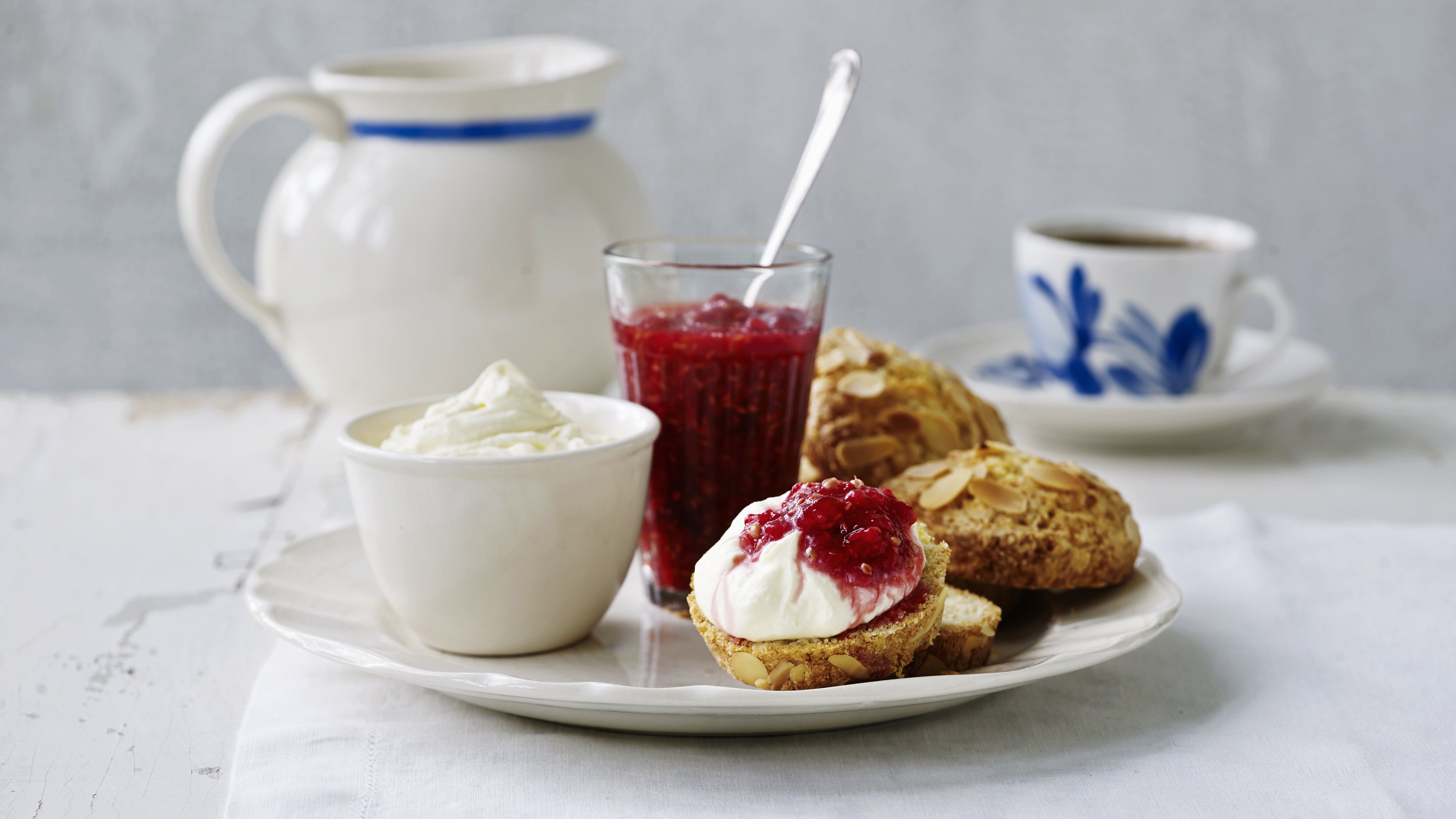 Speltscones med gårdfløde og bærmos