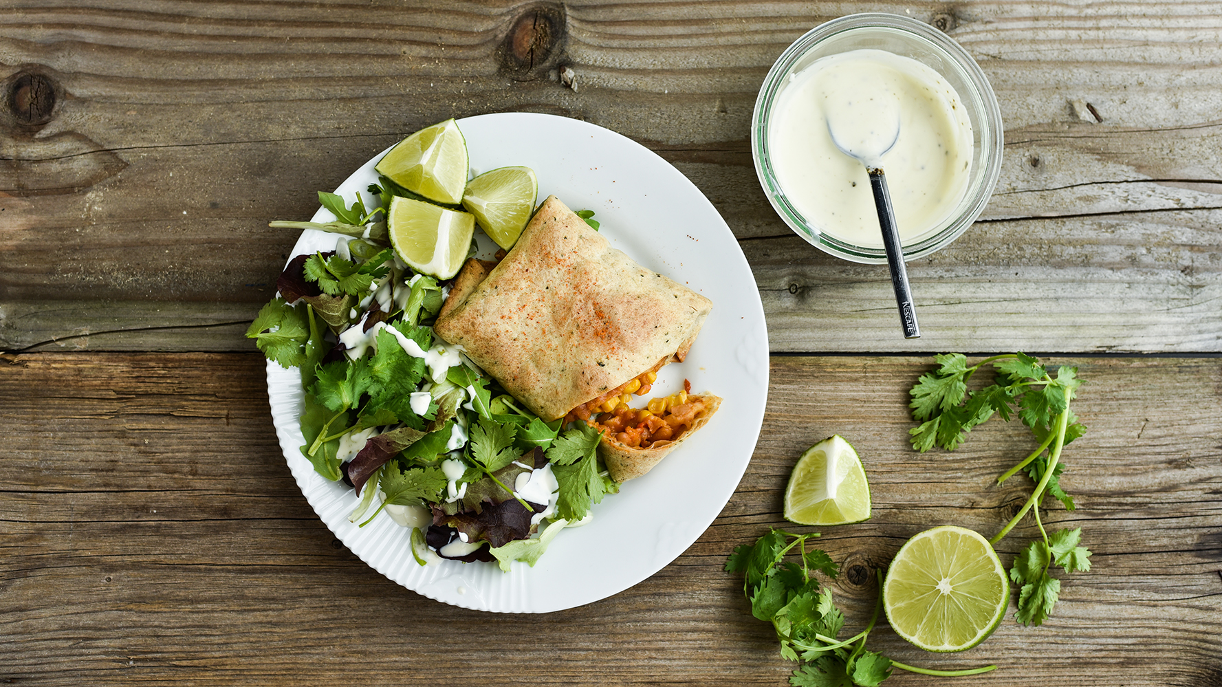 Burritos med bønneragout og hvidløgsfraiche