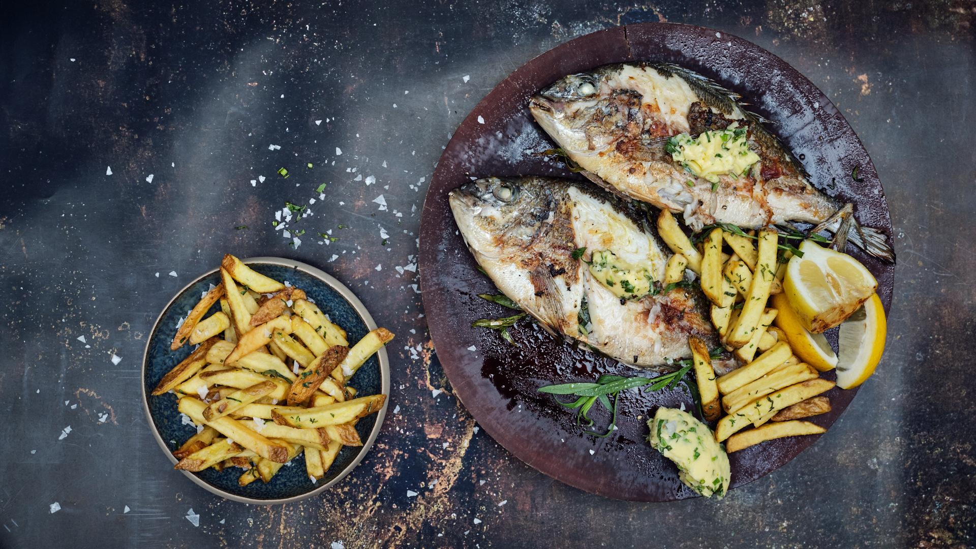 Grillet dorade med sprøde fritter og kryddersmør