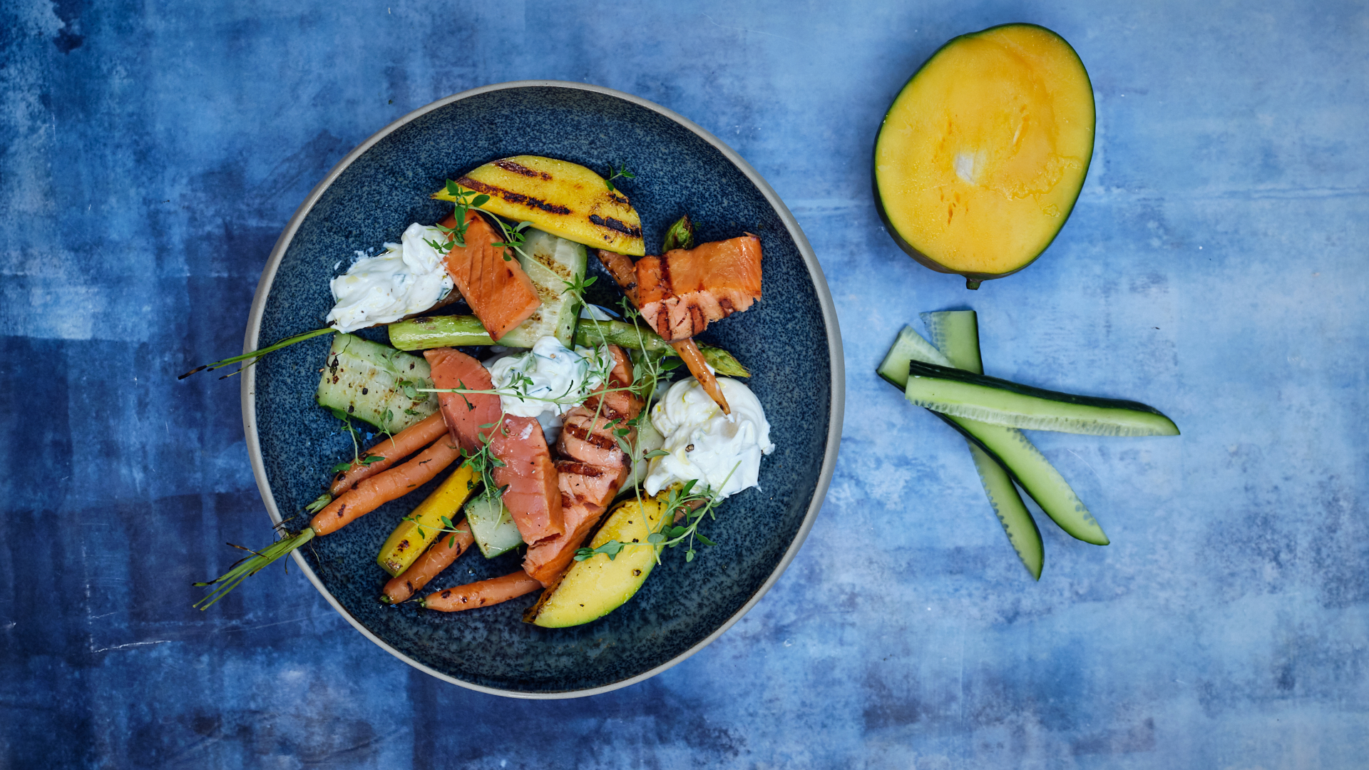 Grillet koldrøget laks med sprøde grøntsager