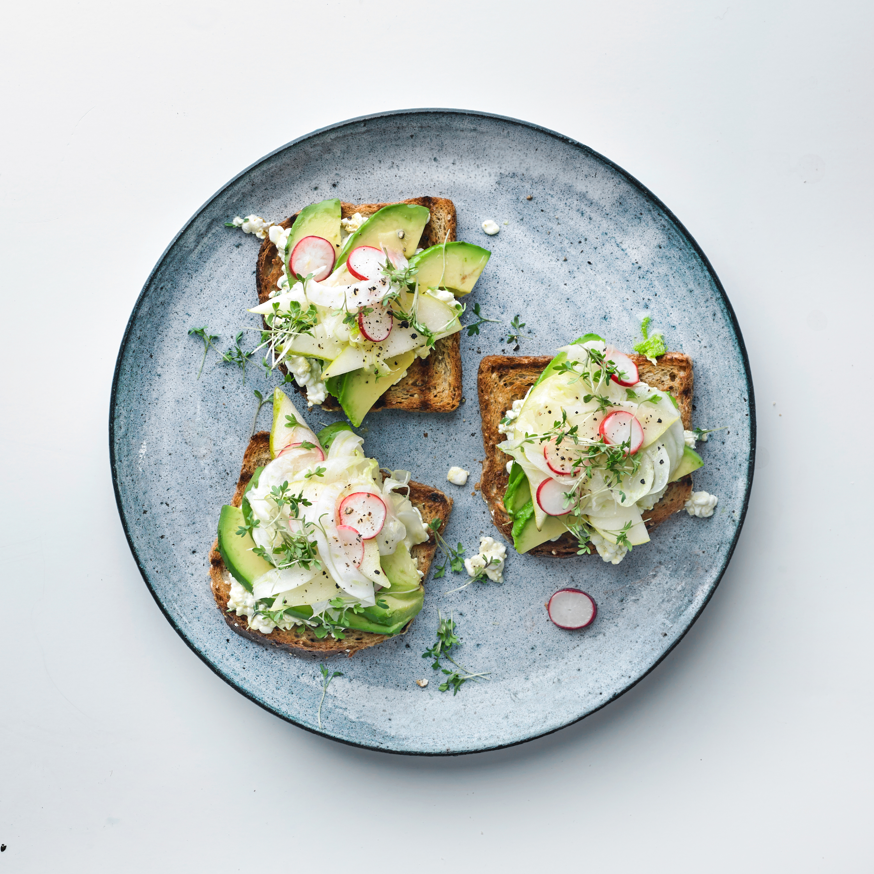Sommersandwich med avocado og hytteost