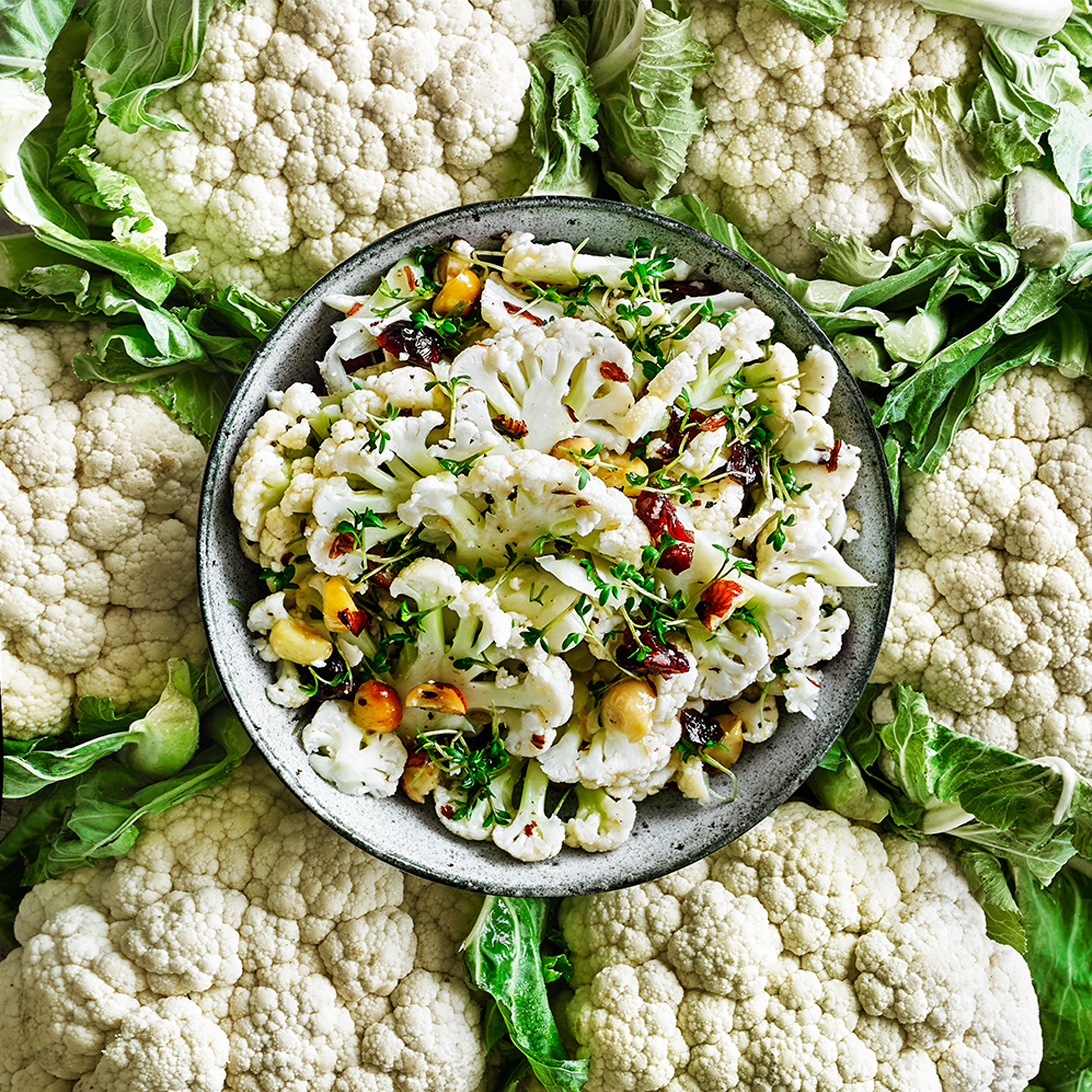 Knasende god blomkålssalat med hasselnødder