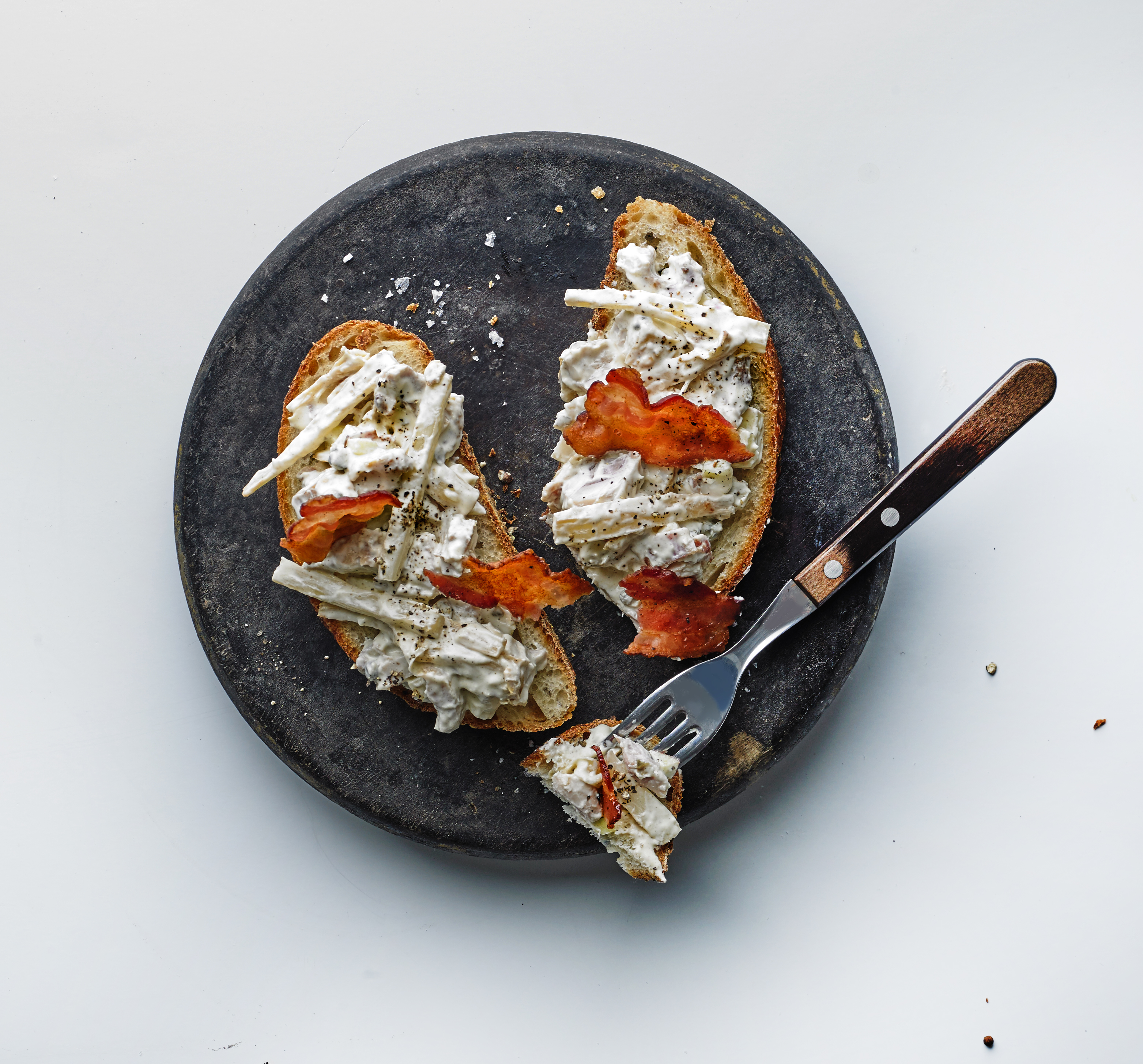 Sprød kyllingesalat med skorzonerrødder