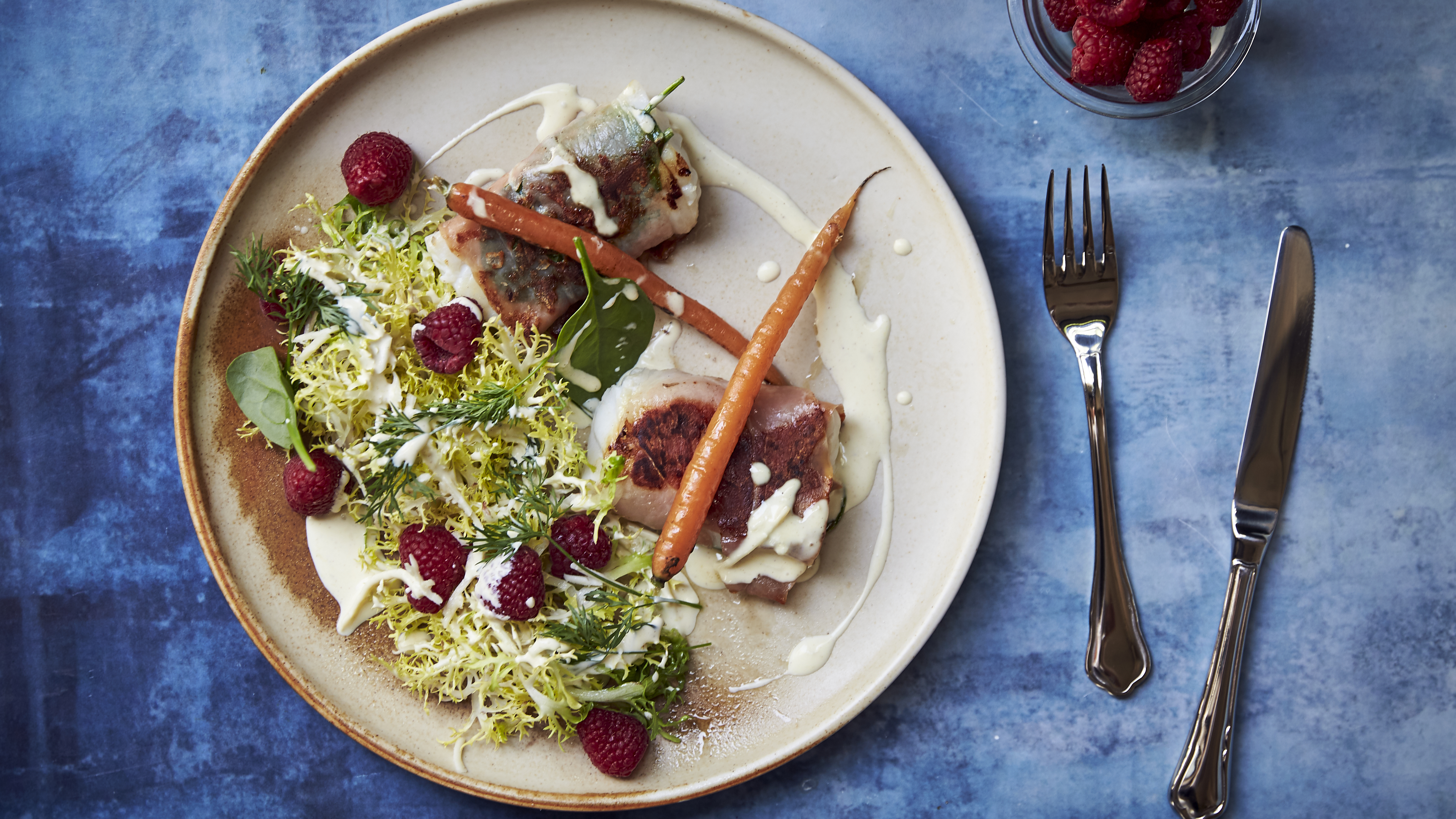 Torsk i parmaskinke med frisk hindbærsalat