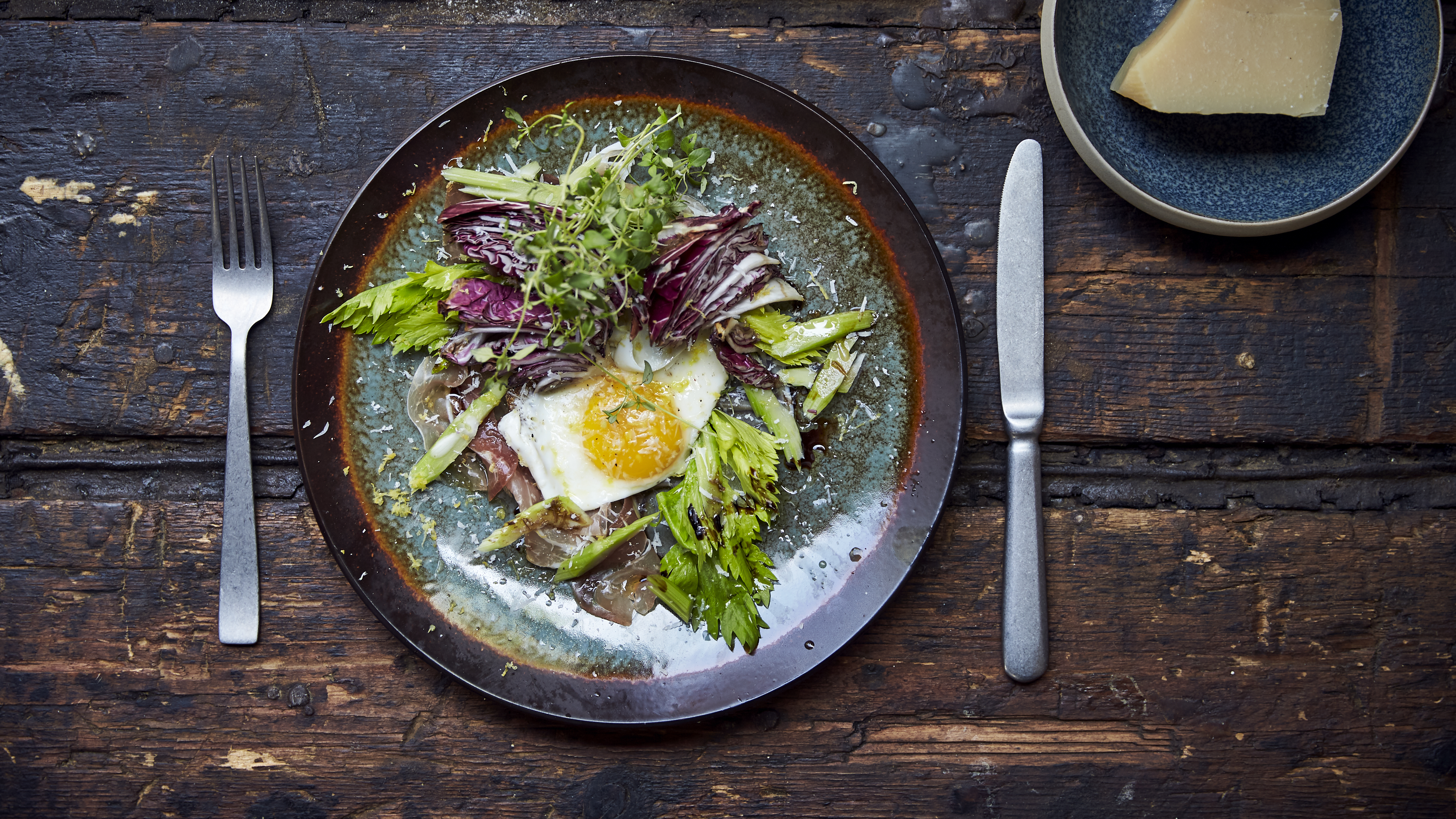Spejlæg med parmaskinke og sprødt grønt