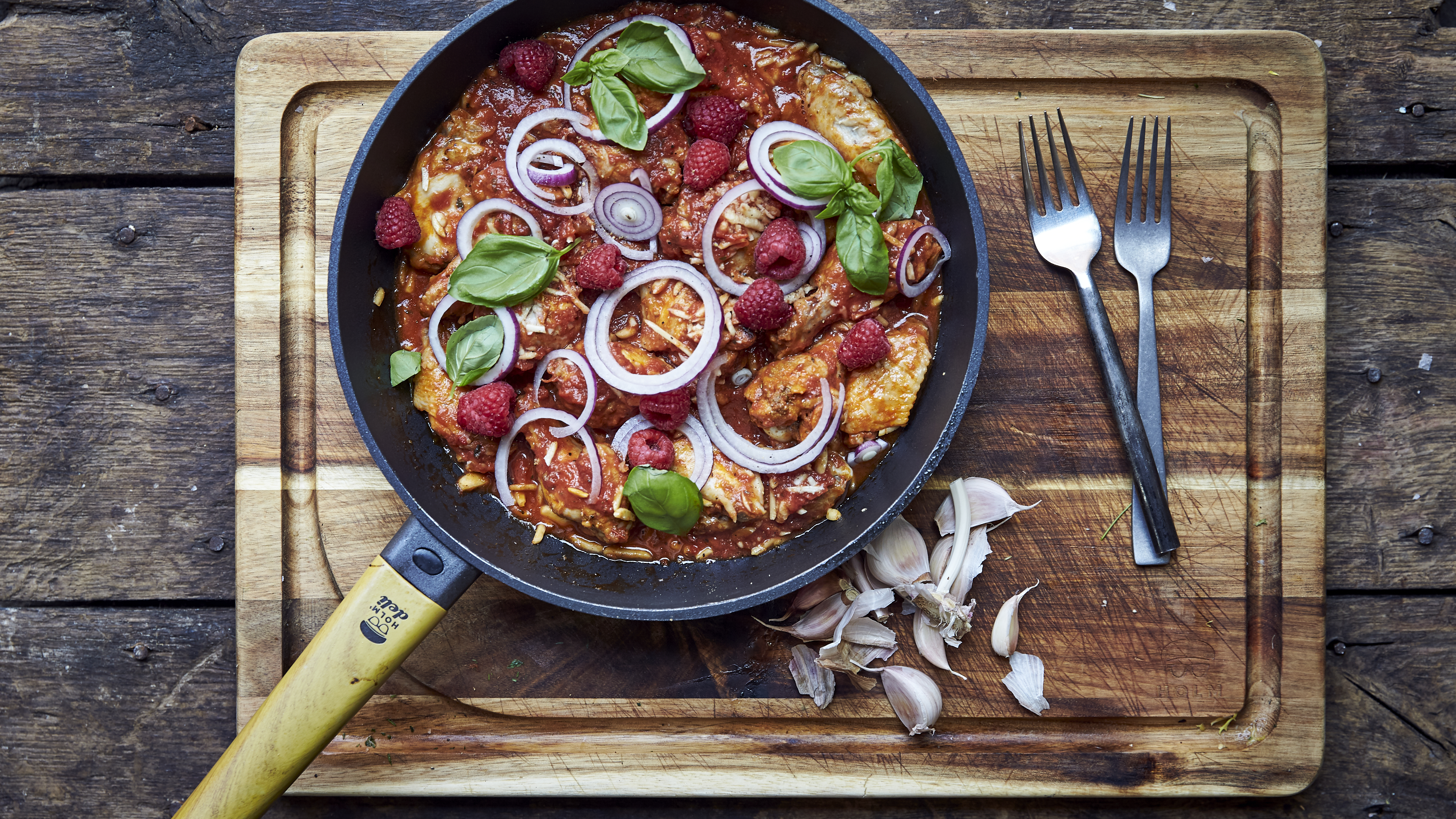 Hotwings på panden i krydret tomatsovs