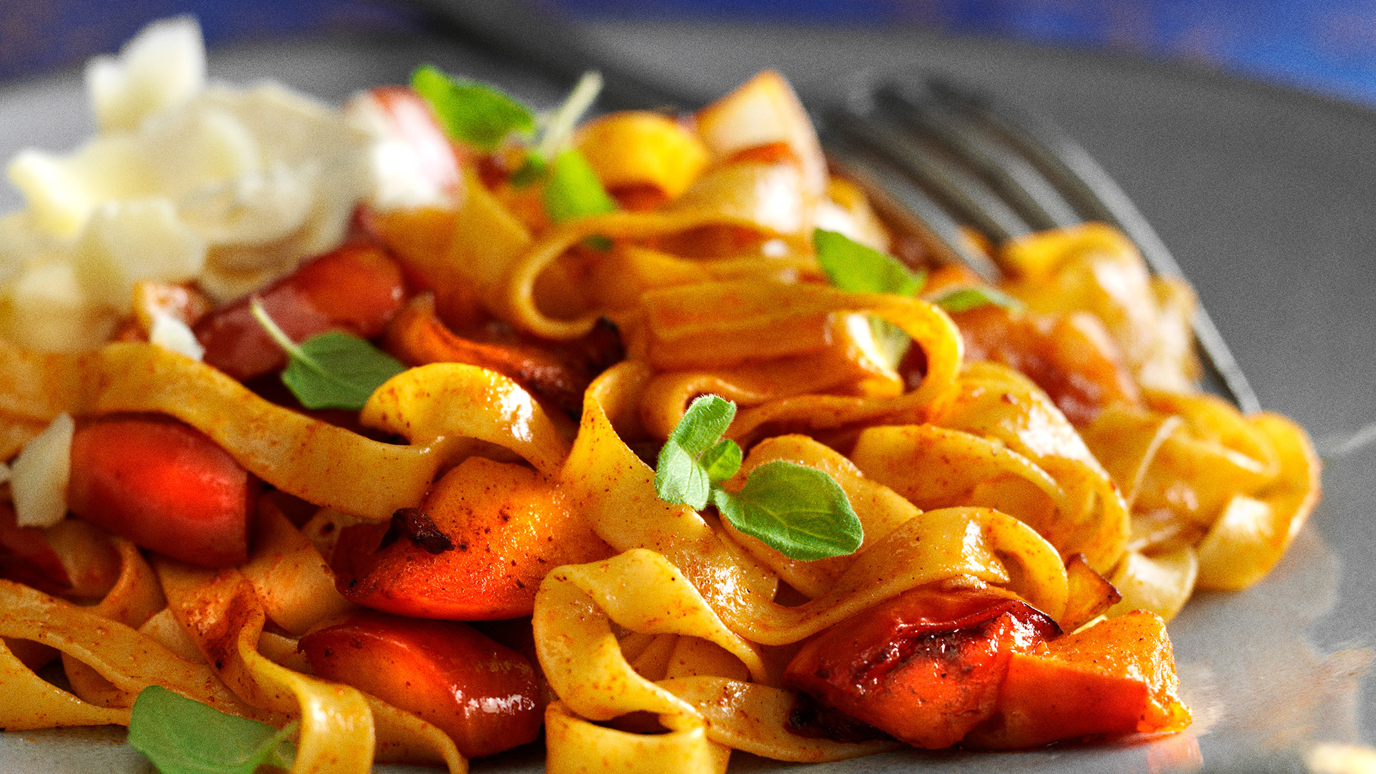 Paprikakrydret pasta med æble og løg