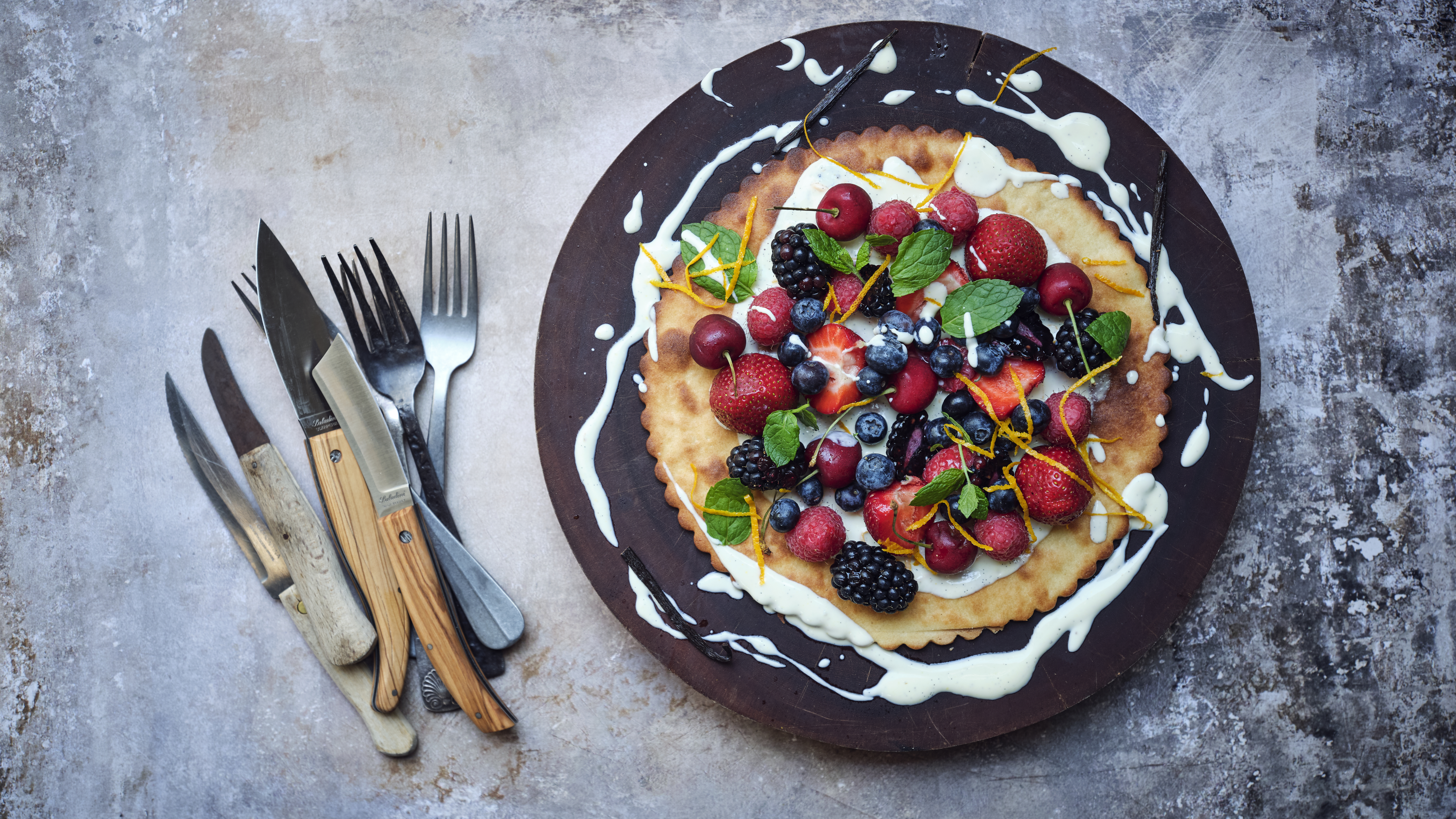 Sød tærte med friske bær og creme fraiche dressing