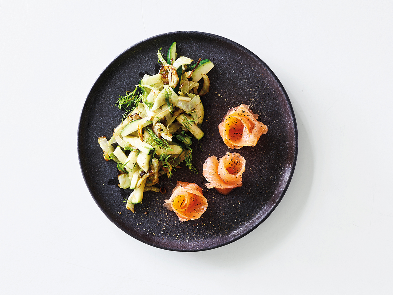 Røget laks med lun salat