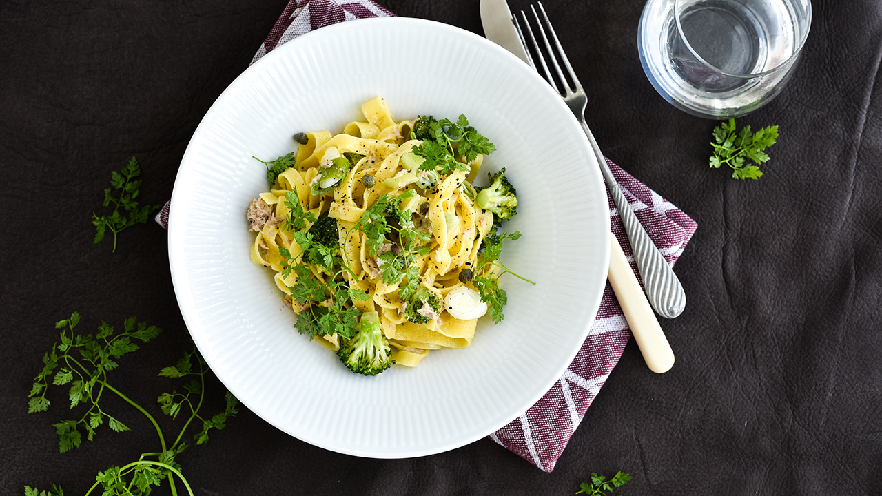 Pasta med broccoli,  tun og citronsauce
