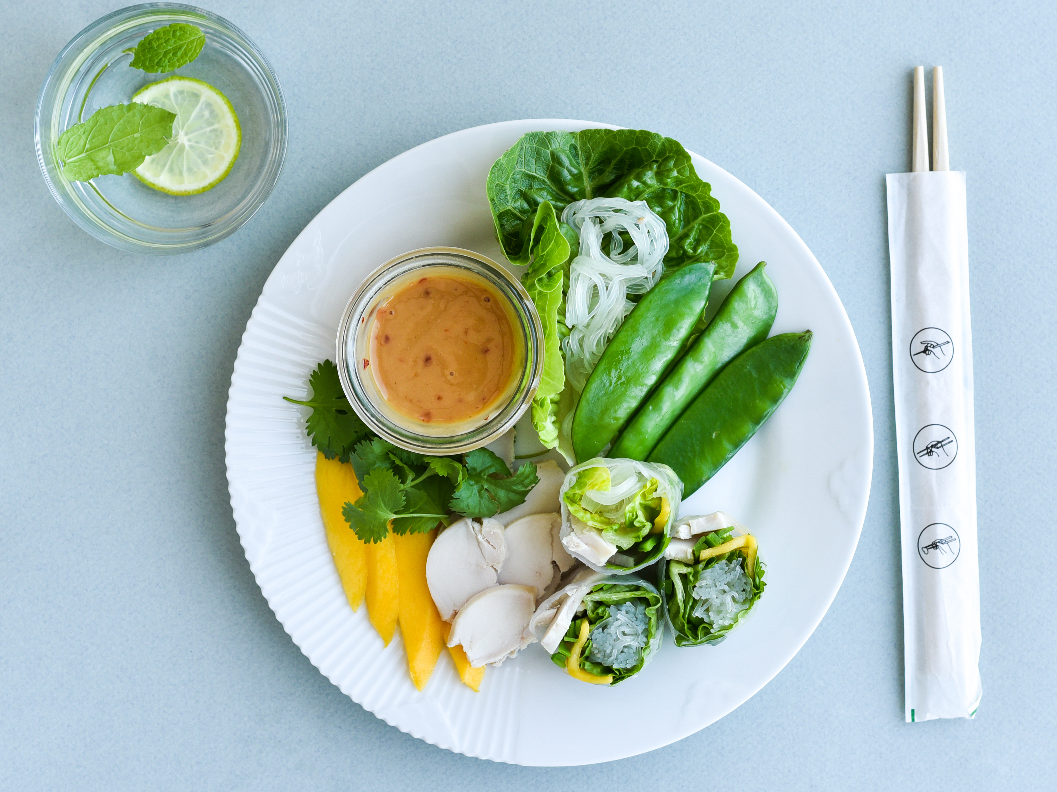 Friske forårsruller med kylling, mango og slikærter