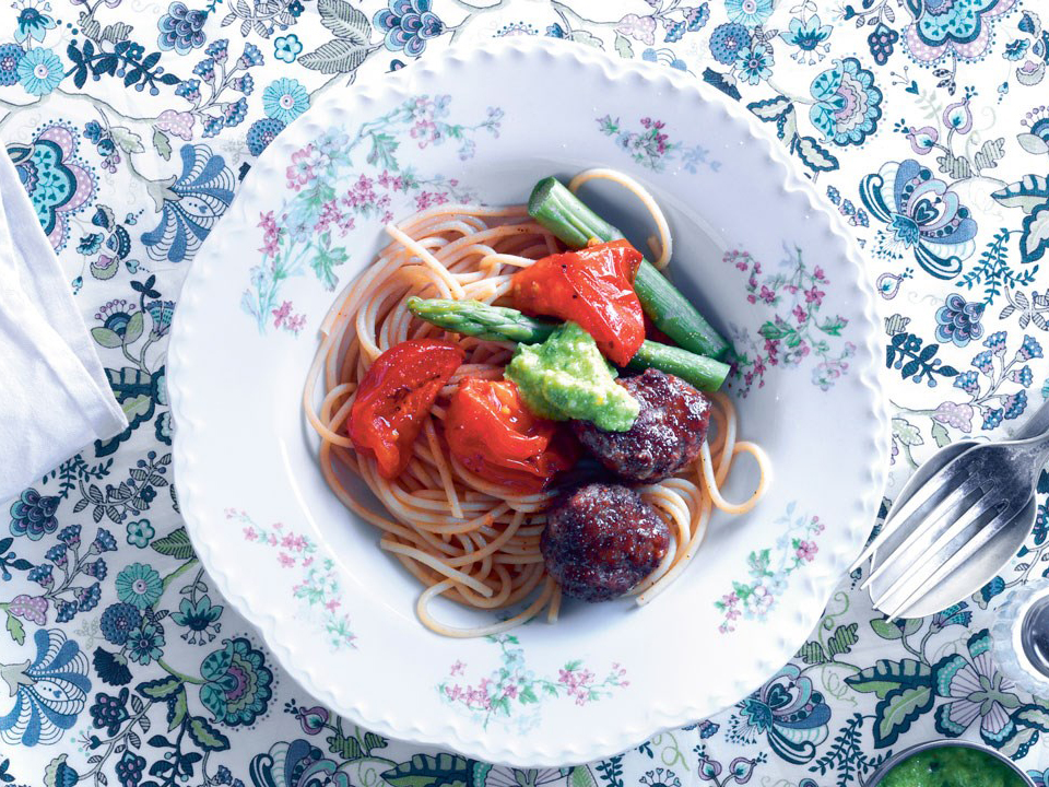 Spaghetti og kødboller med asparges pesto