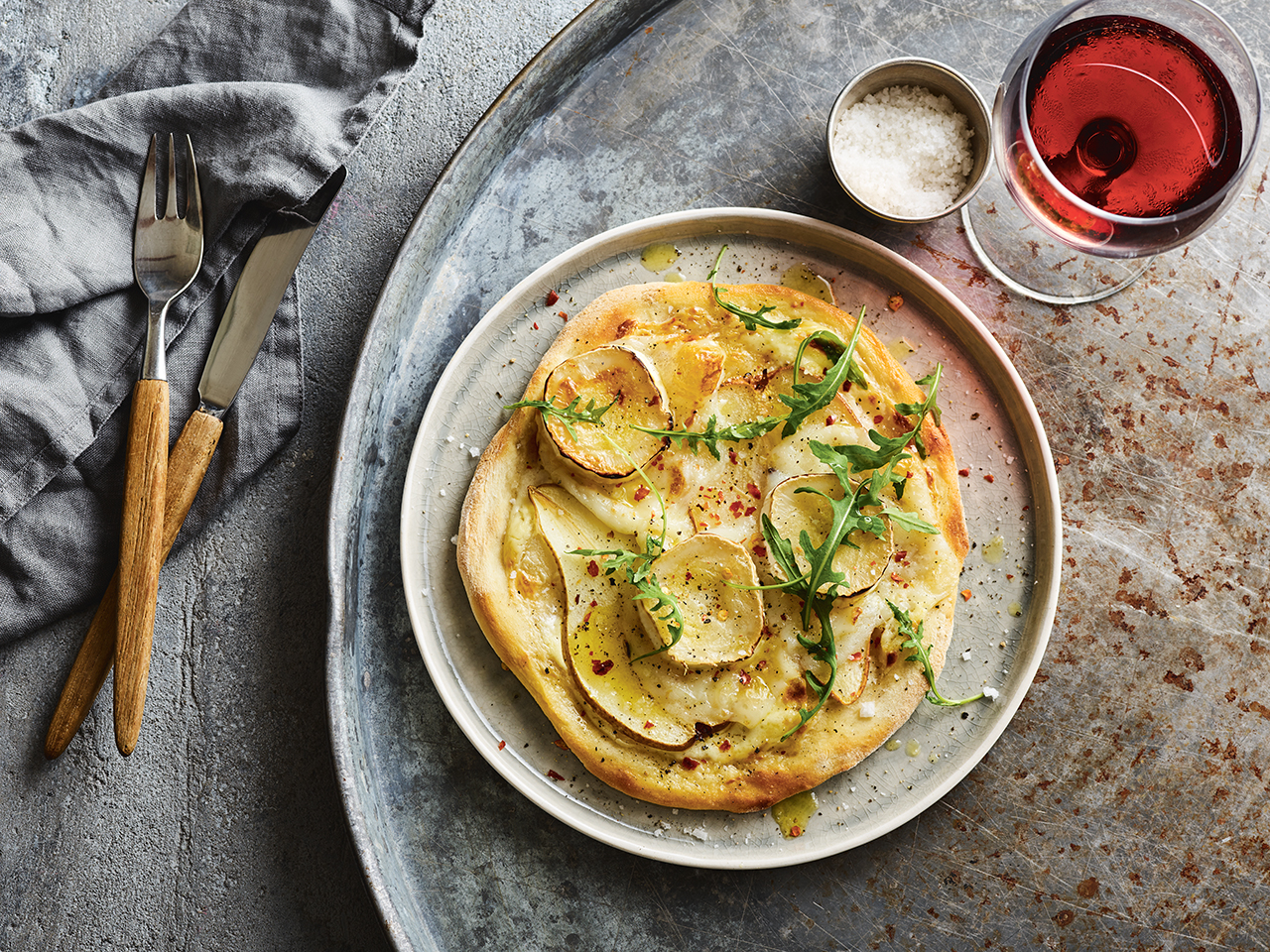Pizza bianca med pære og gedeost