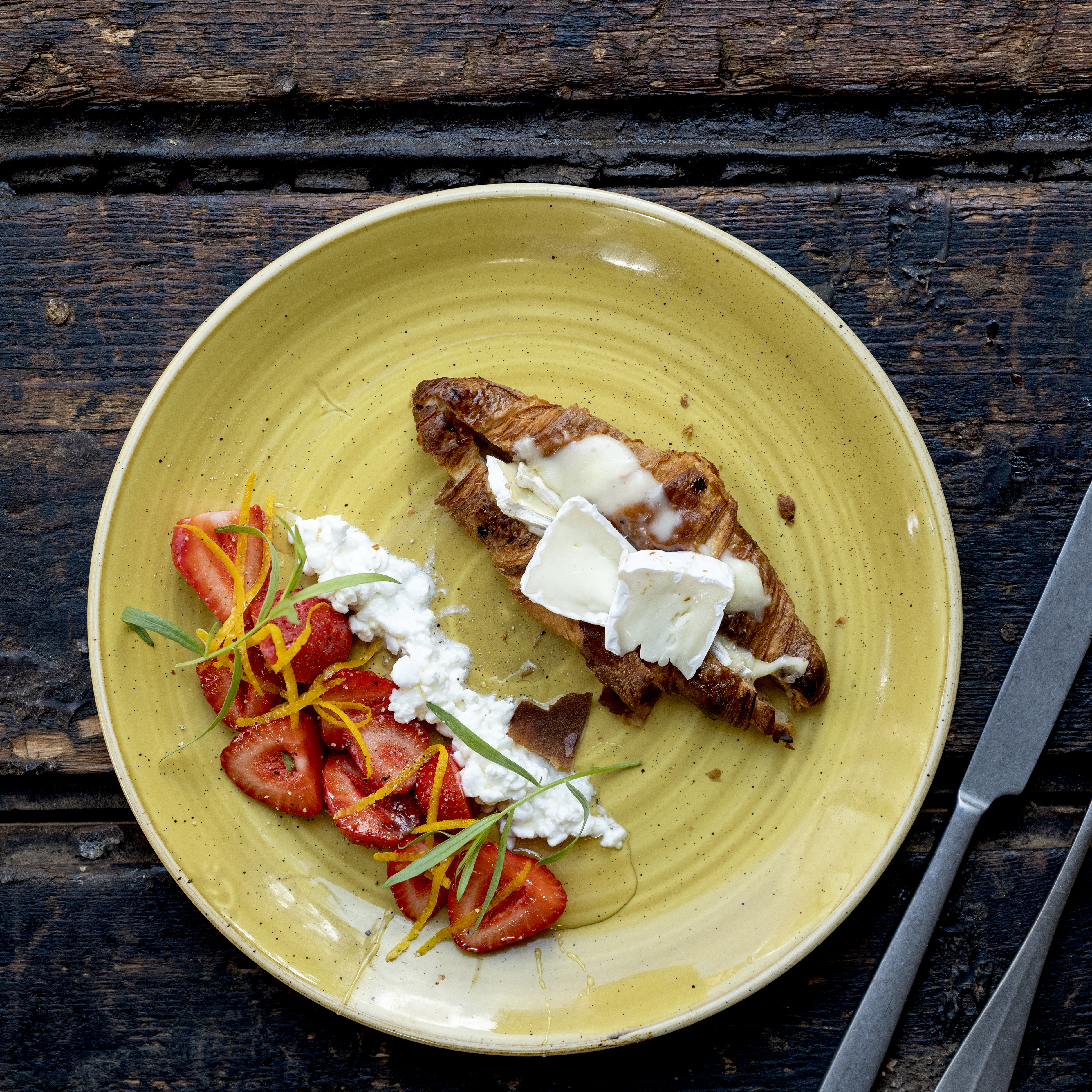 Bagt croissant med brie og jordbær