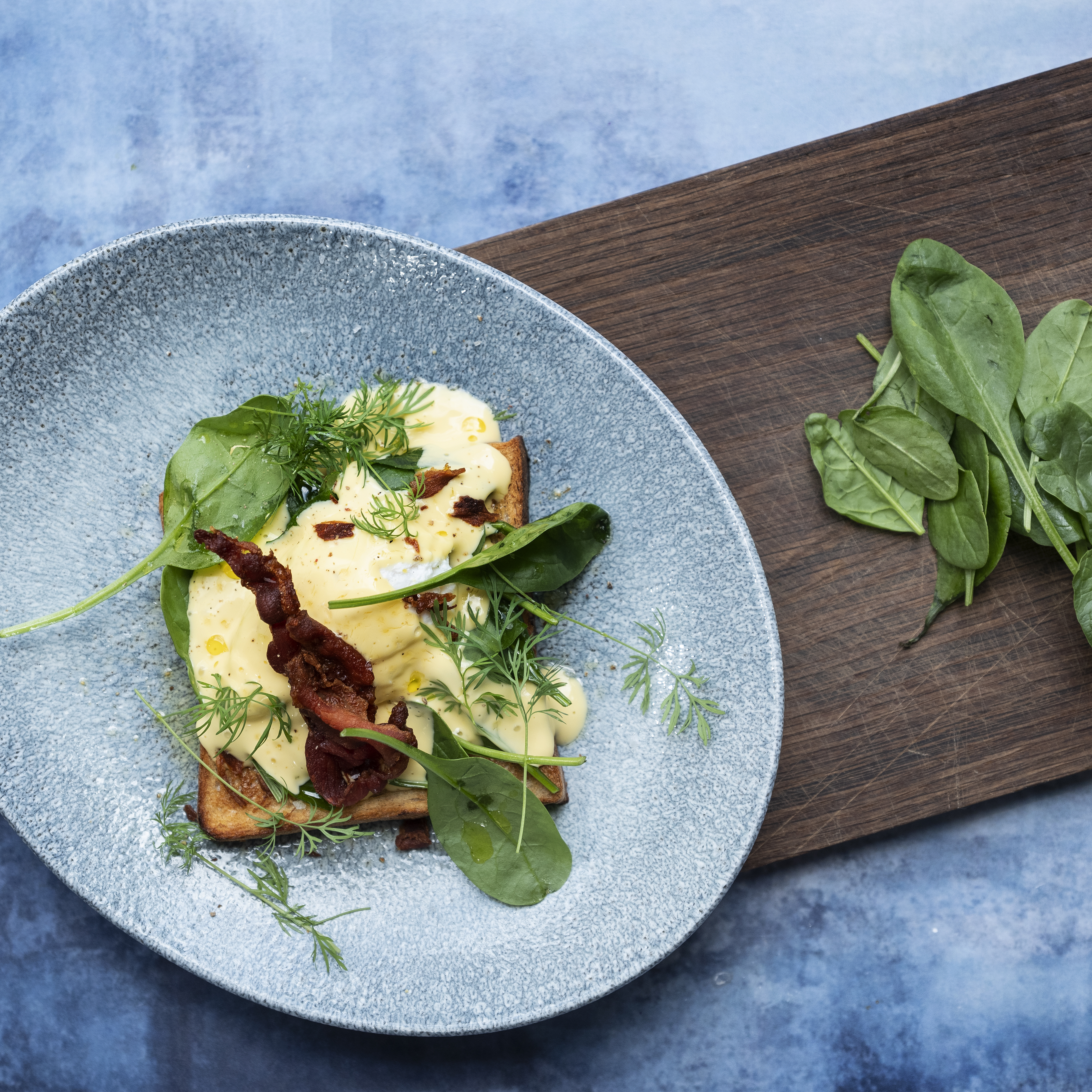 Ristet toast med spinat og pocheret æg