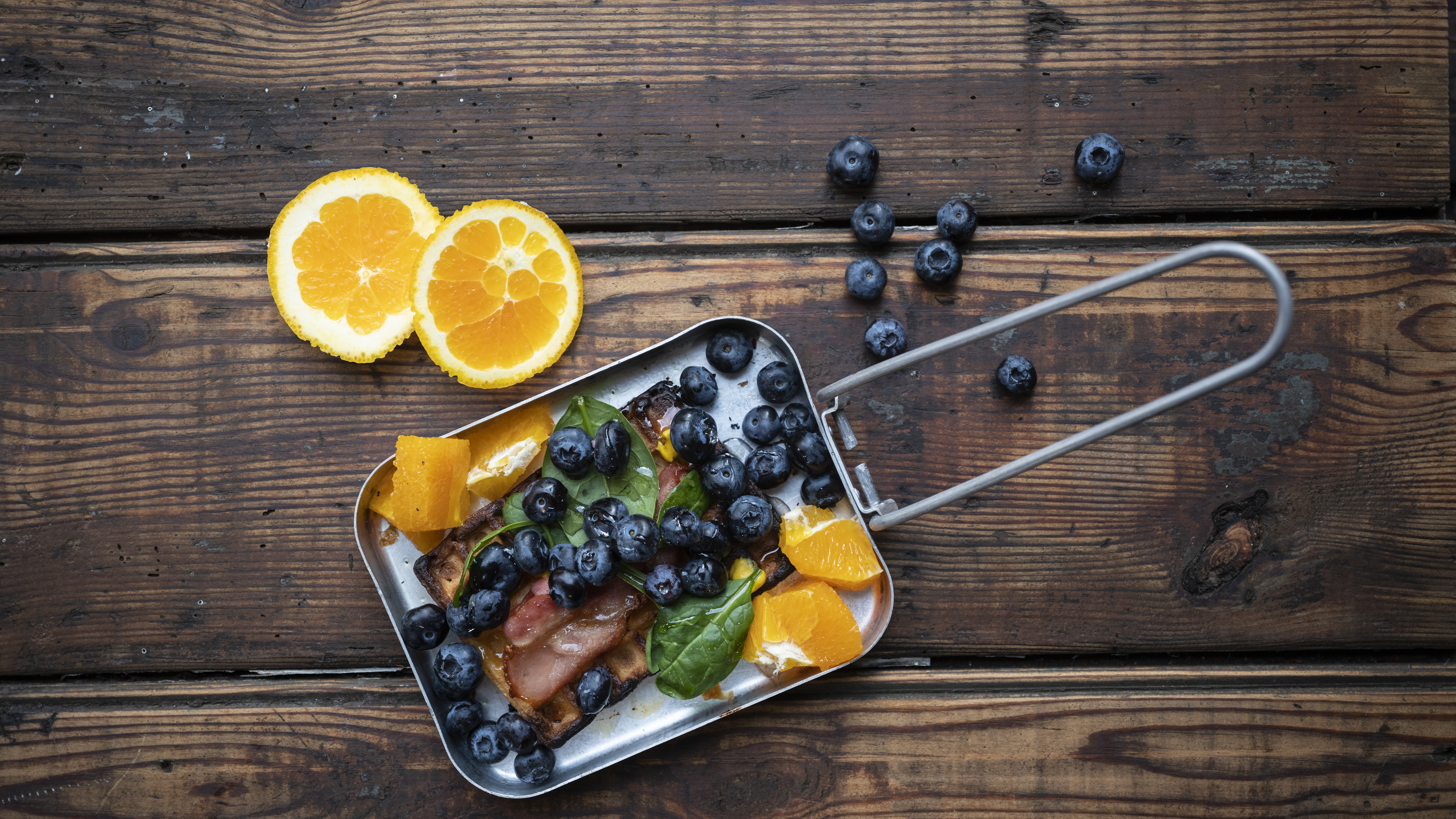 Morgenmadsvaffel med bacon, blåbær og appelsin