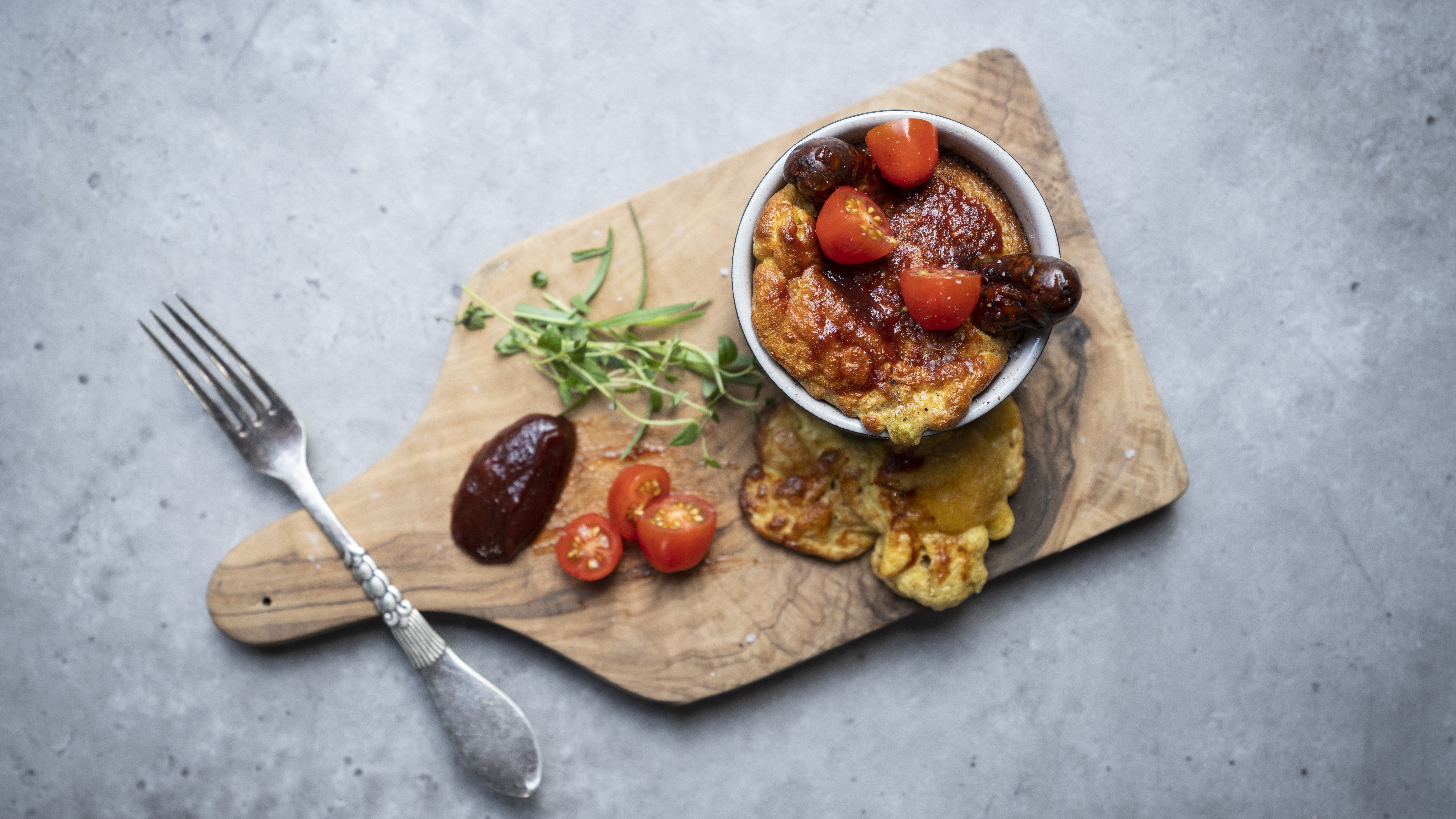 Ægge-soufflé med krydderpølser