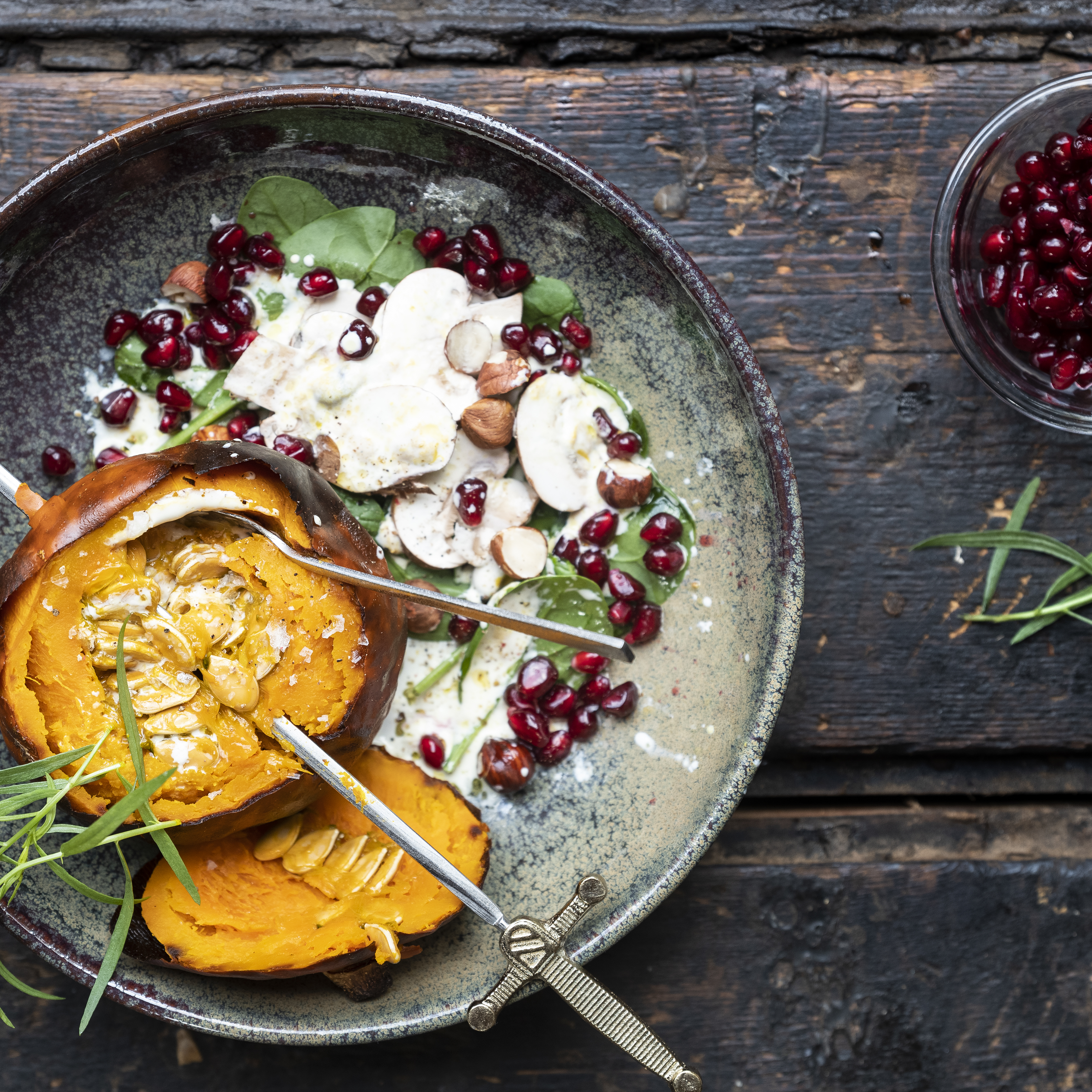 Bagte små græskar med dressing og spinat salat