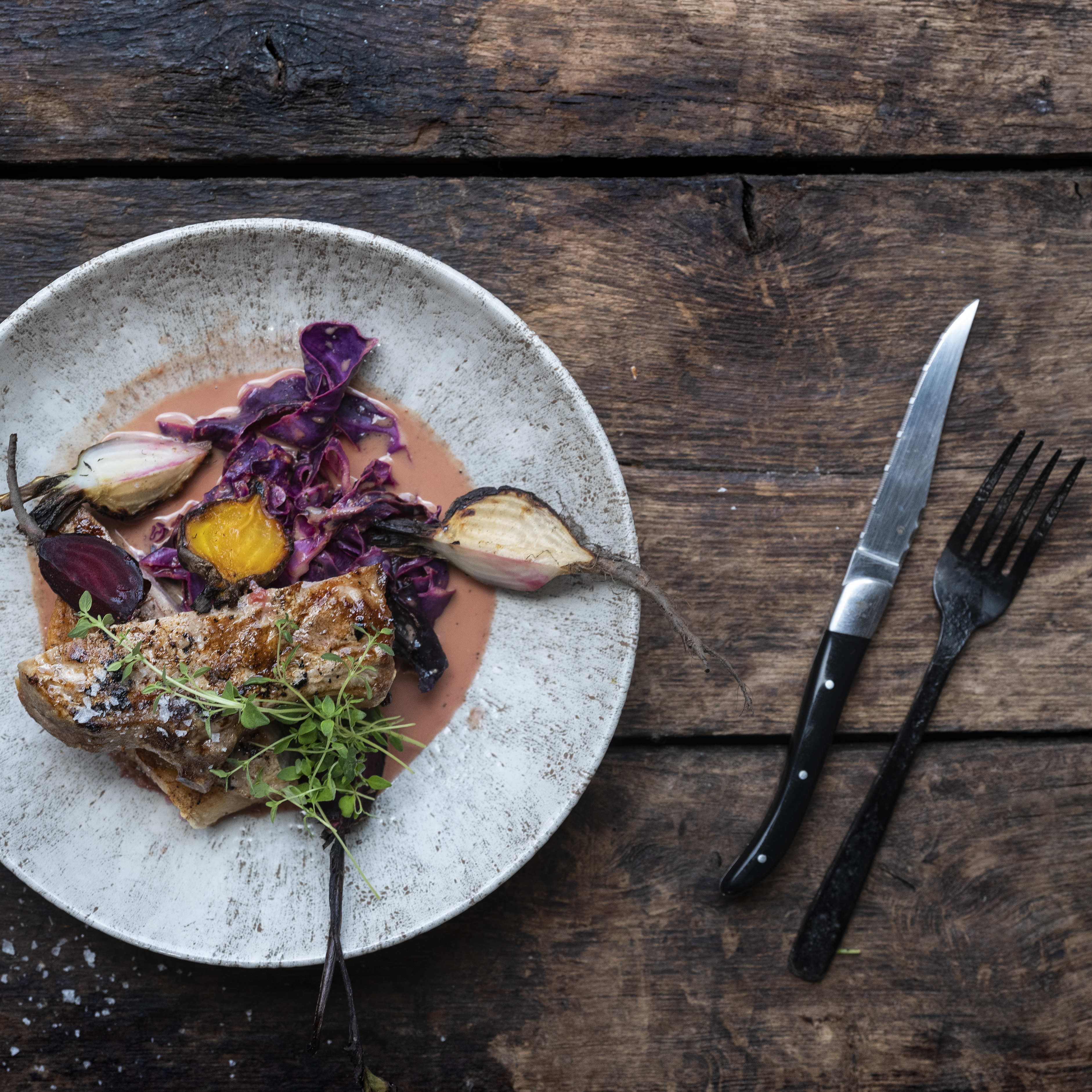 Ovnstegt Bornholmer gris med rødkål