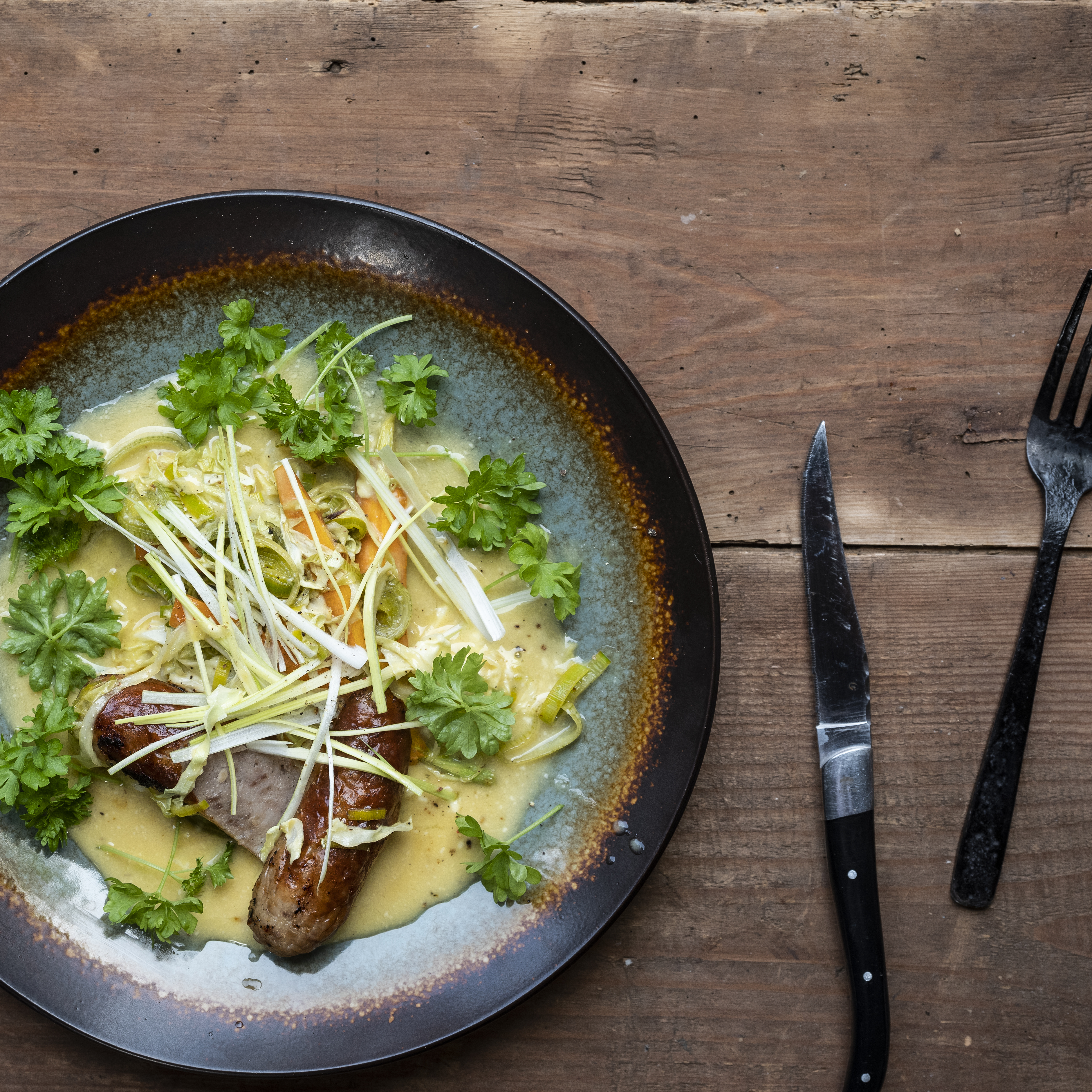 Medisterpølse i ovn med sovs, spidskål og gulerødder