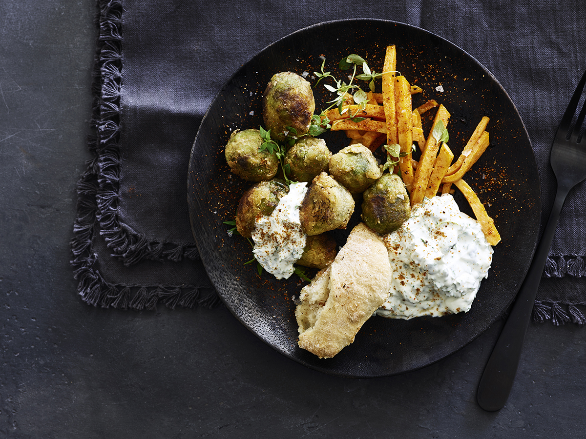 Rosenkål-nuggets med grønkåls-tzatziki og søde fritter