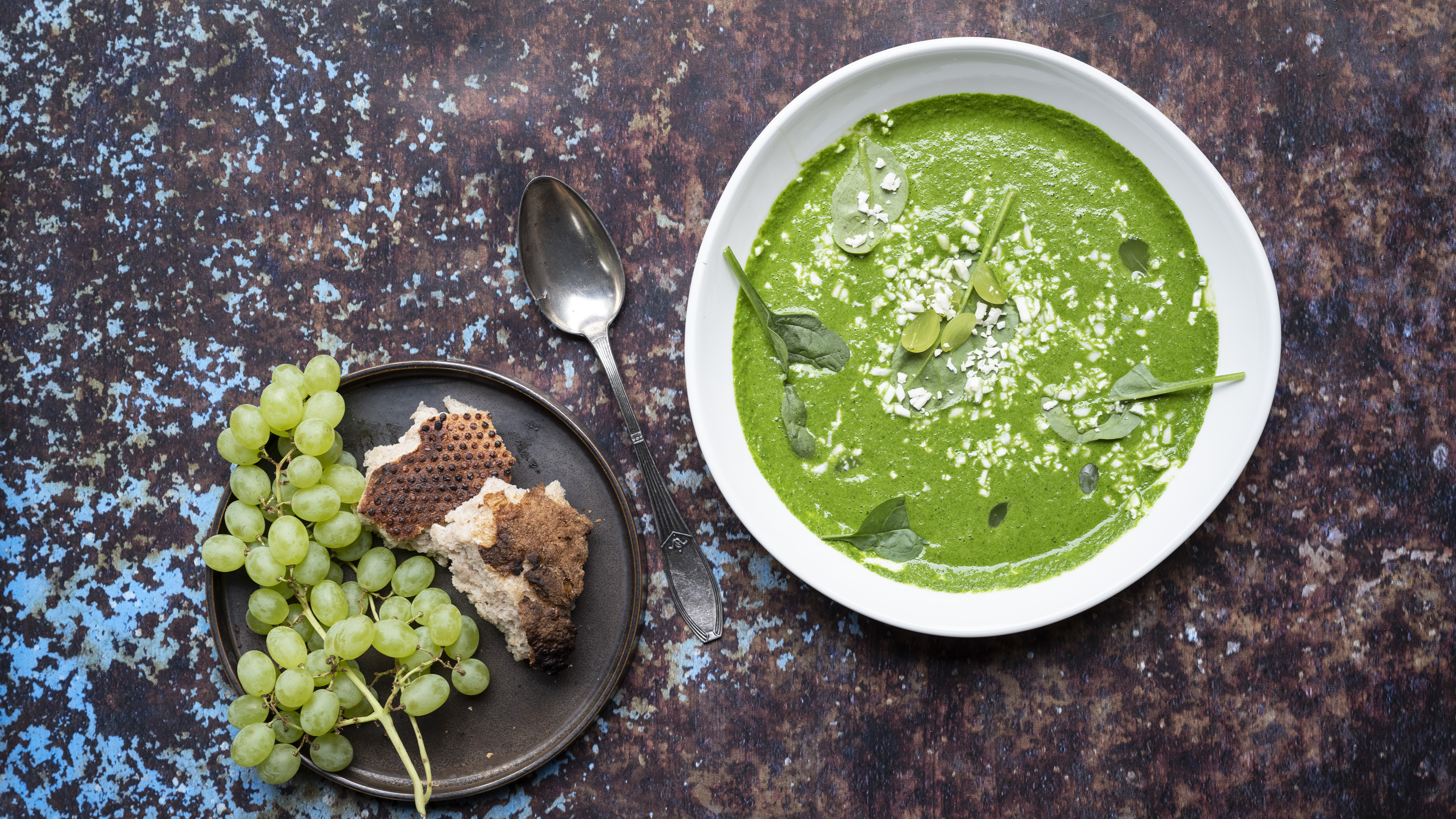 Spinat-grønkålssuppe med blomkålssne og druer