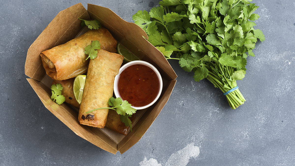 Sprøde forårsruller med kål og gris
