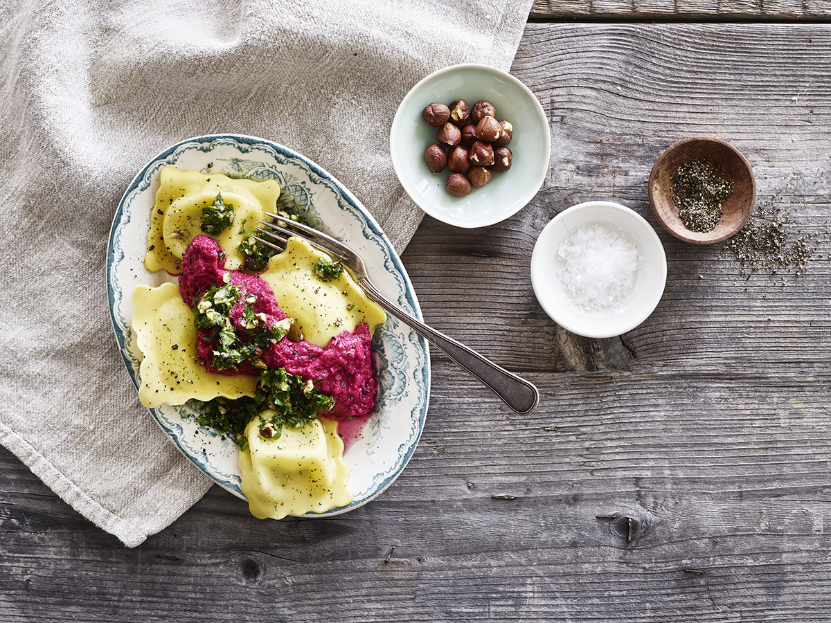 Ravioli med rødbedehummus og hasselnøddepesto
