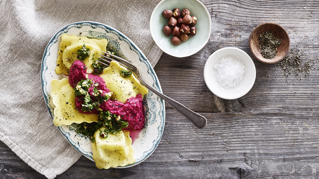 Ravioli med rødbedehummus og hasselnøddepesto