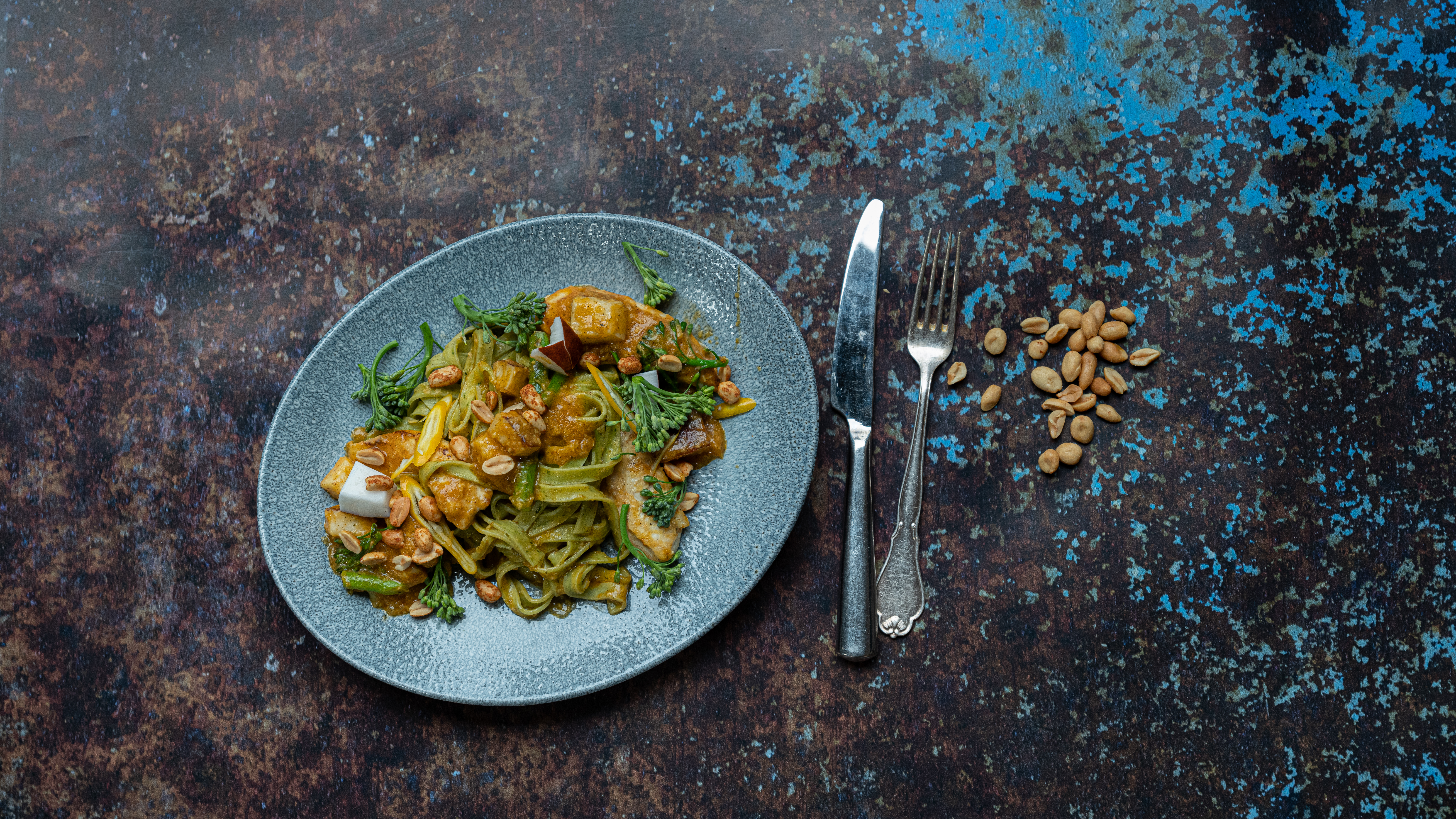 Indisk kylling korma med pasta og frisk kokos