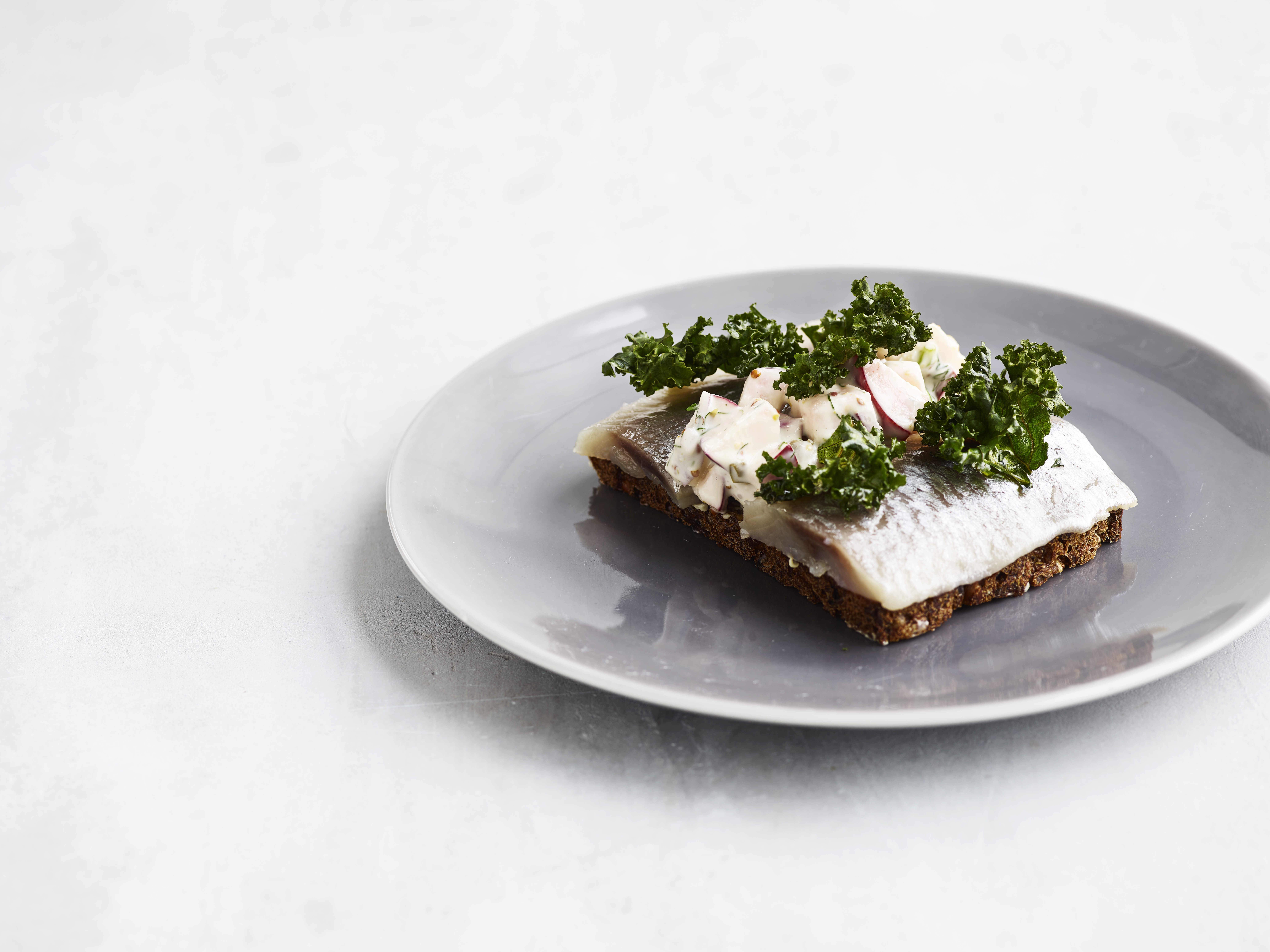 Marineret sild med frisk æblesalat og grønkålschips