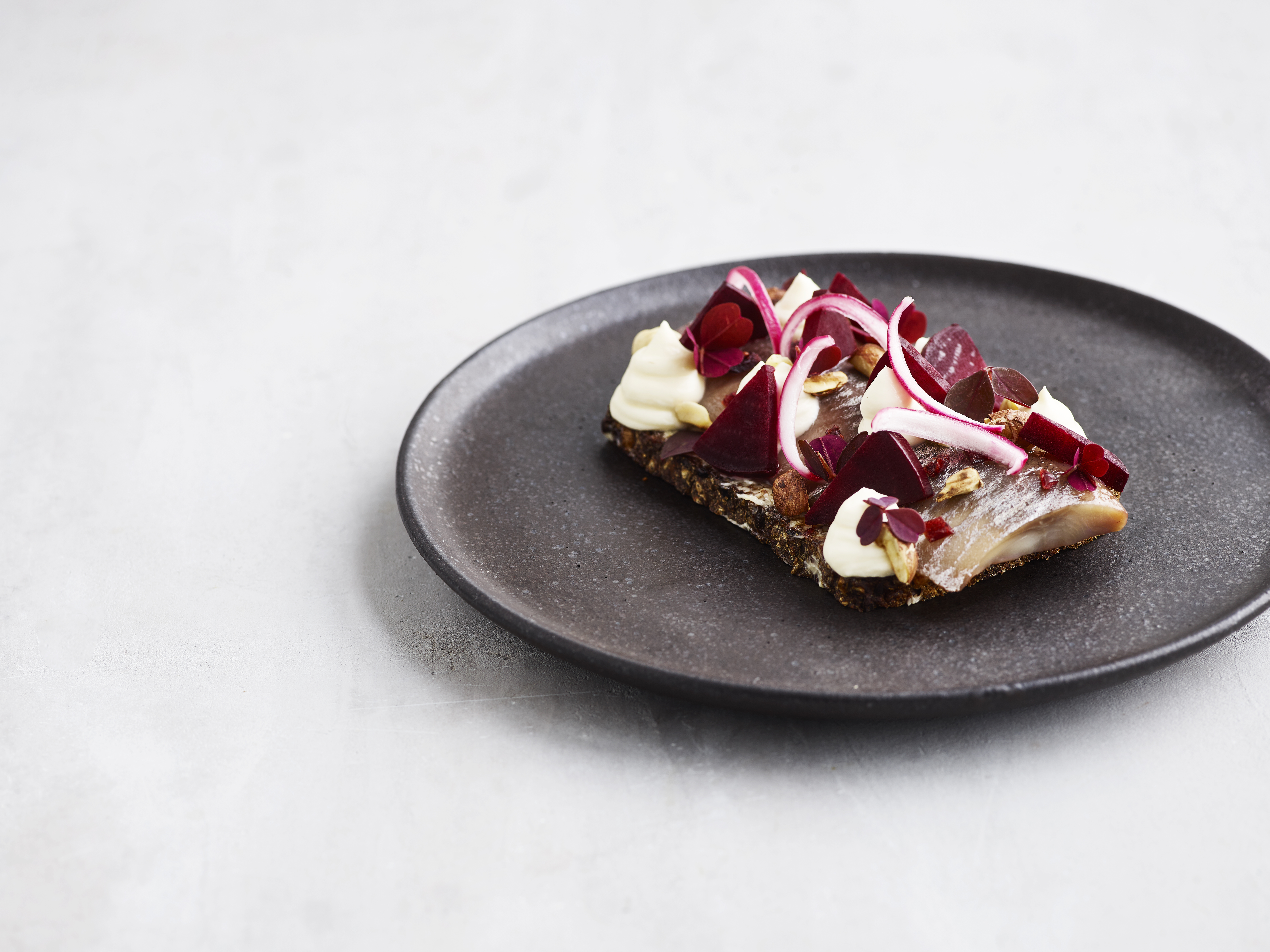 Sherrysild med rødbede, hasselnødder og rygeostcreme
